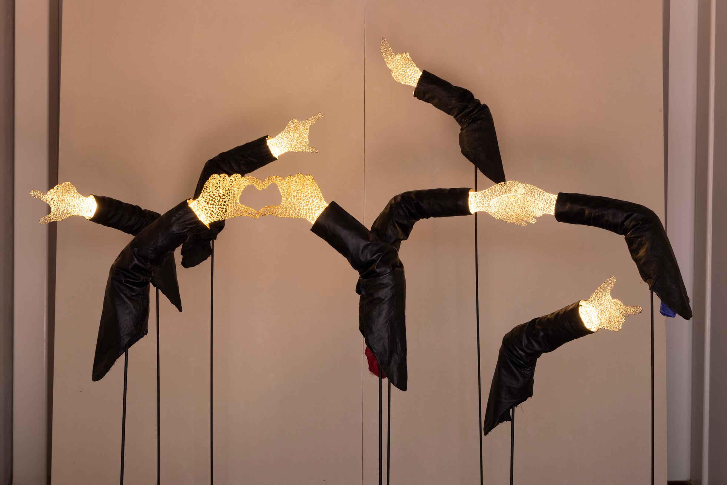 Fait main Bejewelled Hand (Gold) by Ango - Art Objects for Objects with Light and Luminosity (en anglais) en vente