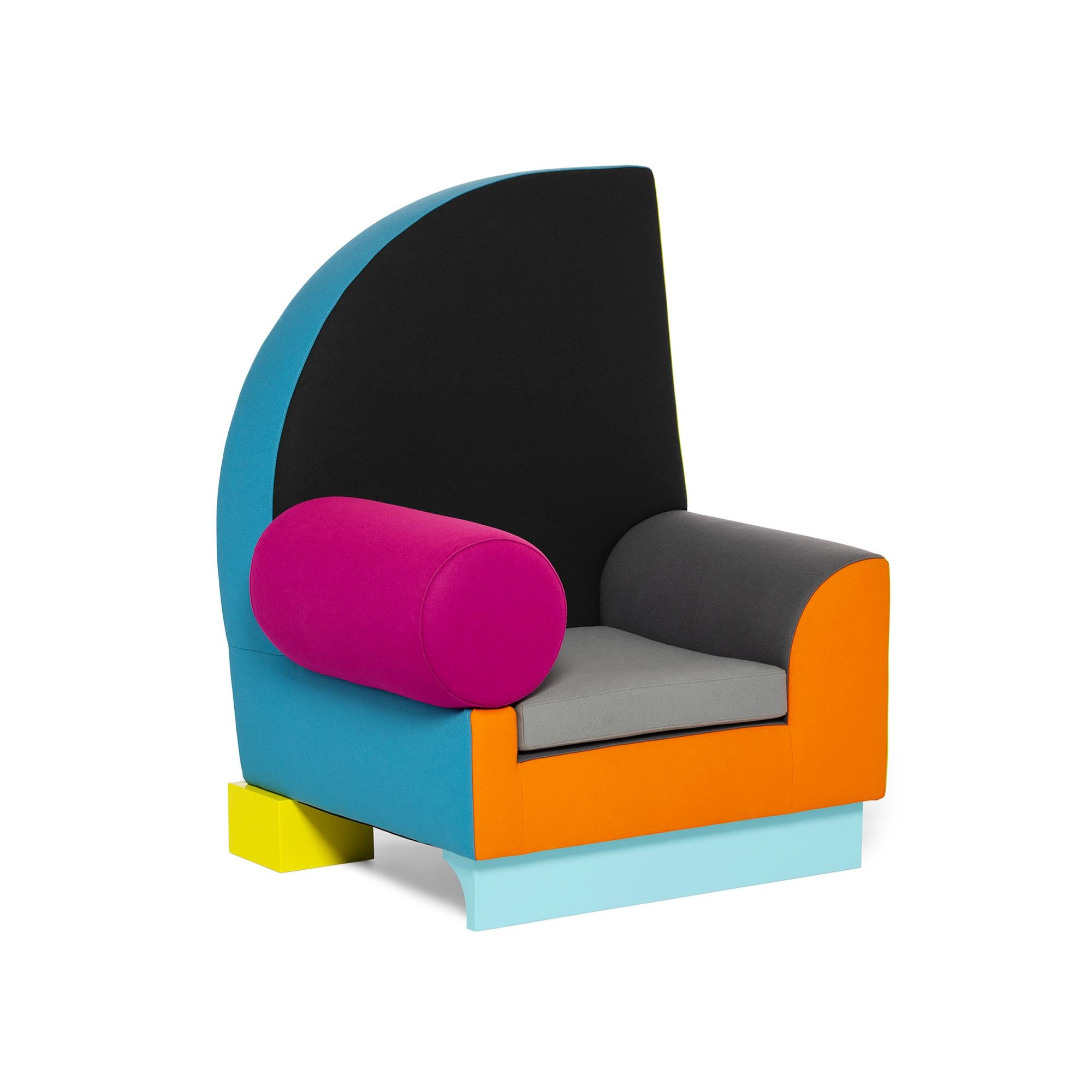 Peter Auenland
1982
Sessel aus Holz, Wollstoffe.
Der Bel Air Stuhl ist eine Hommage an die amerikanische Westküste und die Surfkultur. Der asymmetrische Rücken ist an Haifischflossen angelehnt, während der Name Bel Air