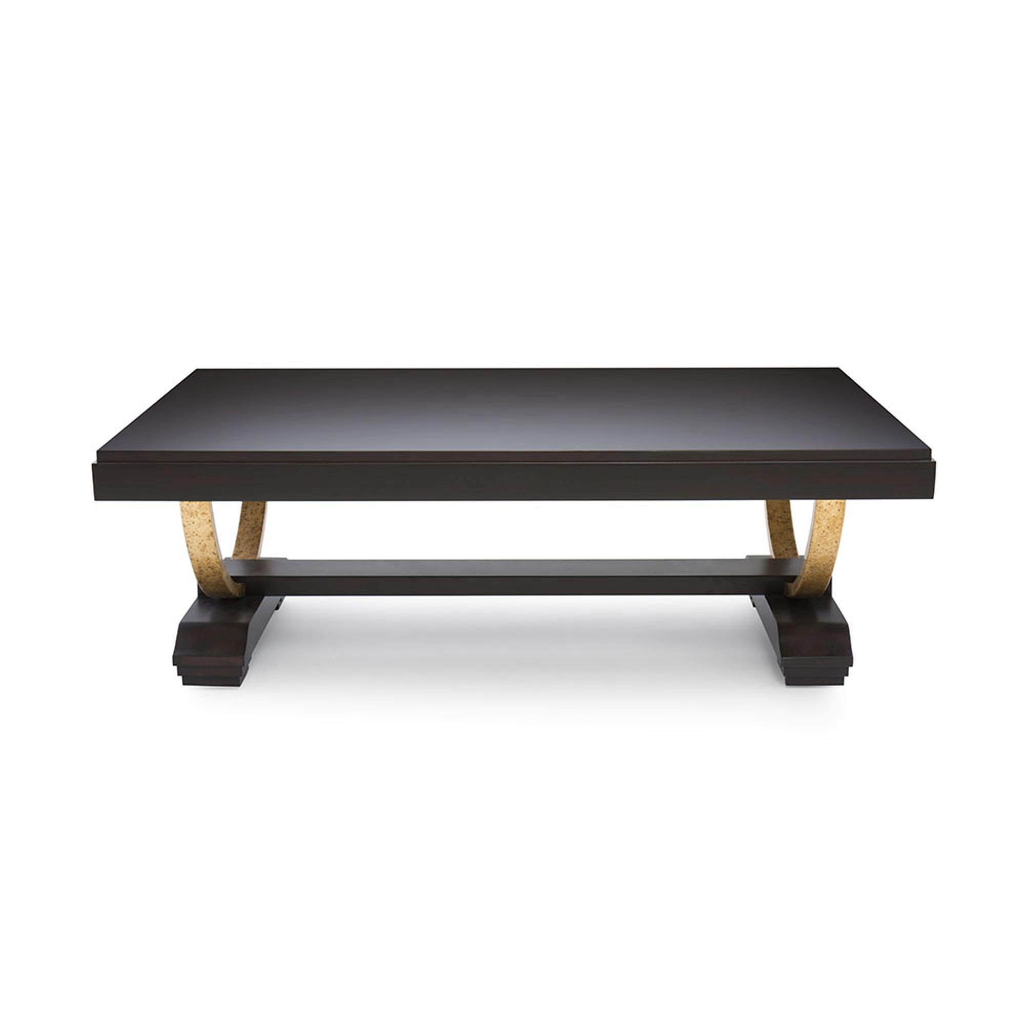 Der Couchtisch Bel Air ist ein Kunstwerk mit einem aktualisierten klassischen Design. Die robuste, massive Holzplatte ruht auf u-förmigen Metallbeinen, die wiederum von einem Holzsockel getragen werden. Der in Handarbeit gefertigte Tisch ist ein