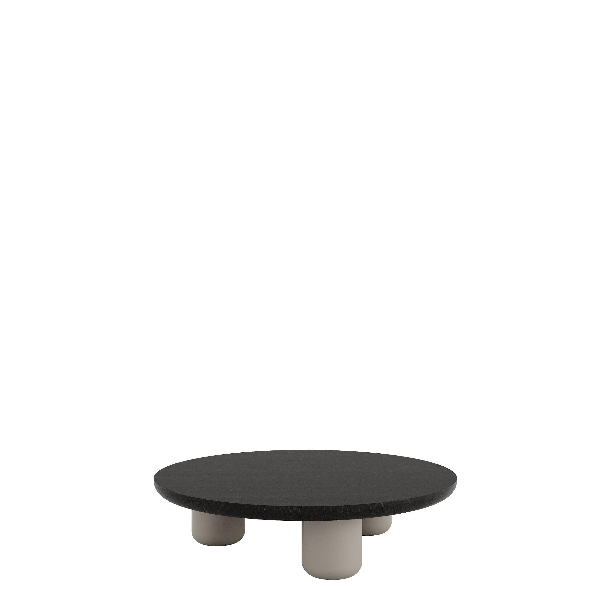 BEL-AIR ist ein Couchtisch mit einem modernen Design. Der zeitgenössische Tisch ist mit einer runden oder quadratischen Platte erhältlich und kann auf Wunsch in Lack oder furniertem Holz ausgeführt werden. Mit drei oder vier Füßen und einem runden