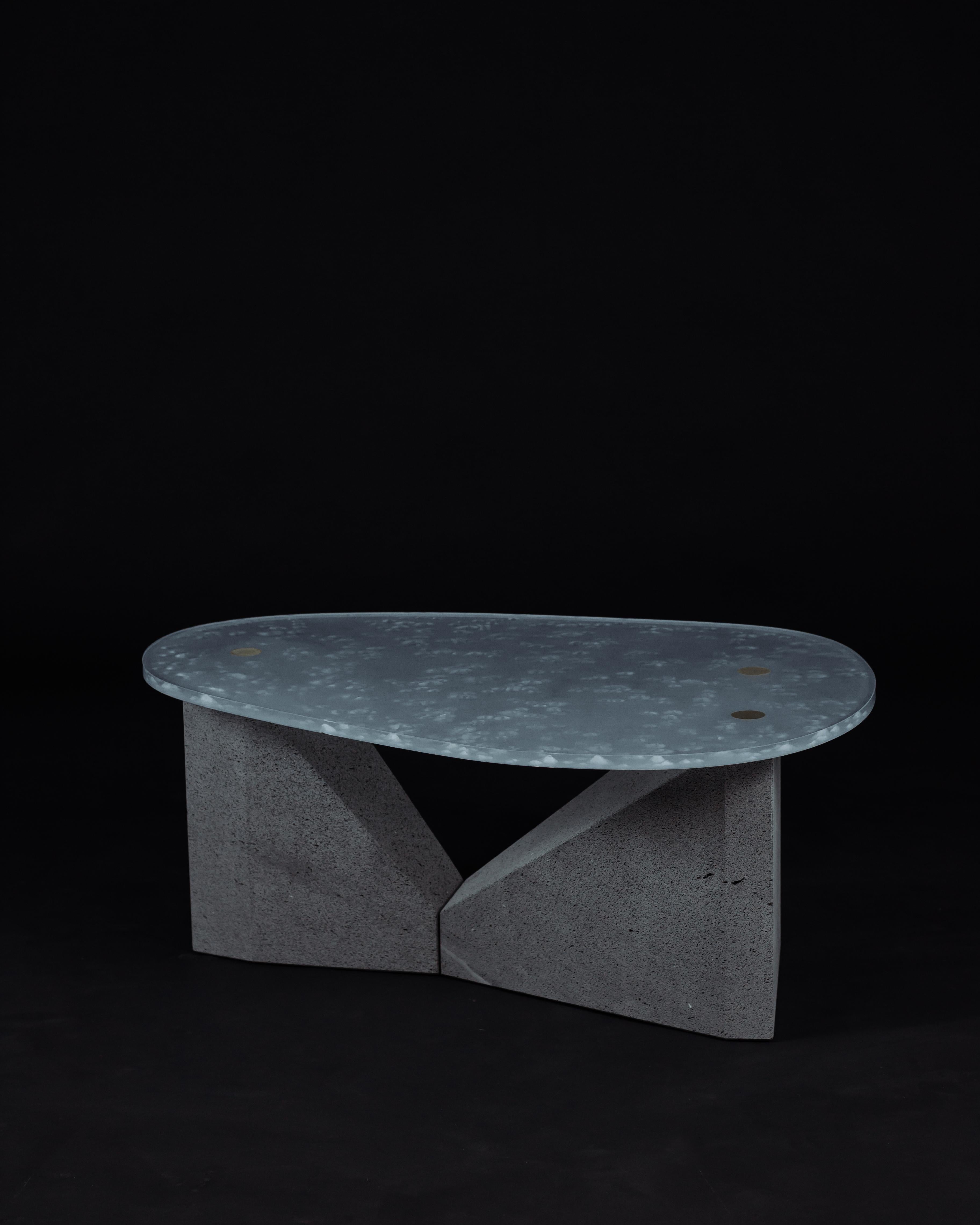 The Bel ava table draws its inspiration from mountain landscapes.
Glass is often associated with a cold material. So by pushing our experiments in this direction, we
in this direction that we have obtained this decor. The sandblasting, with its