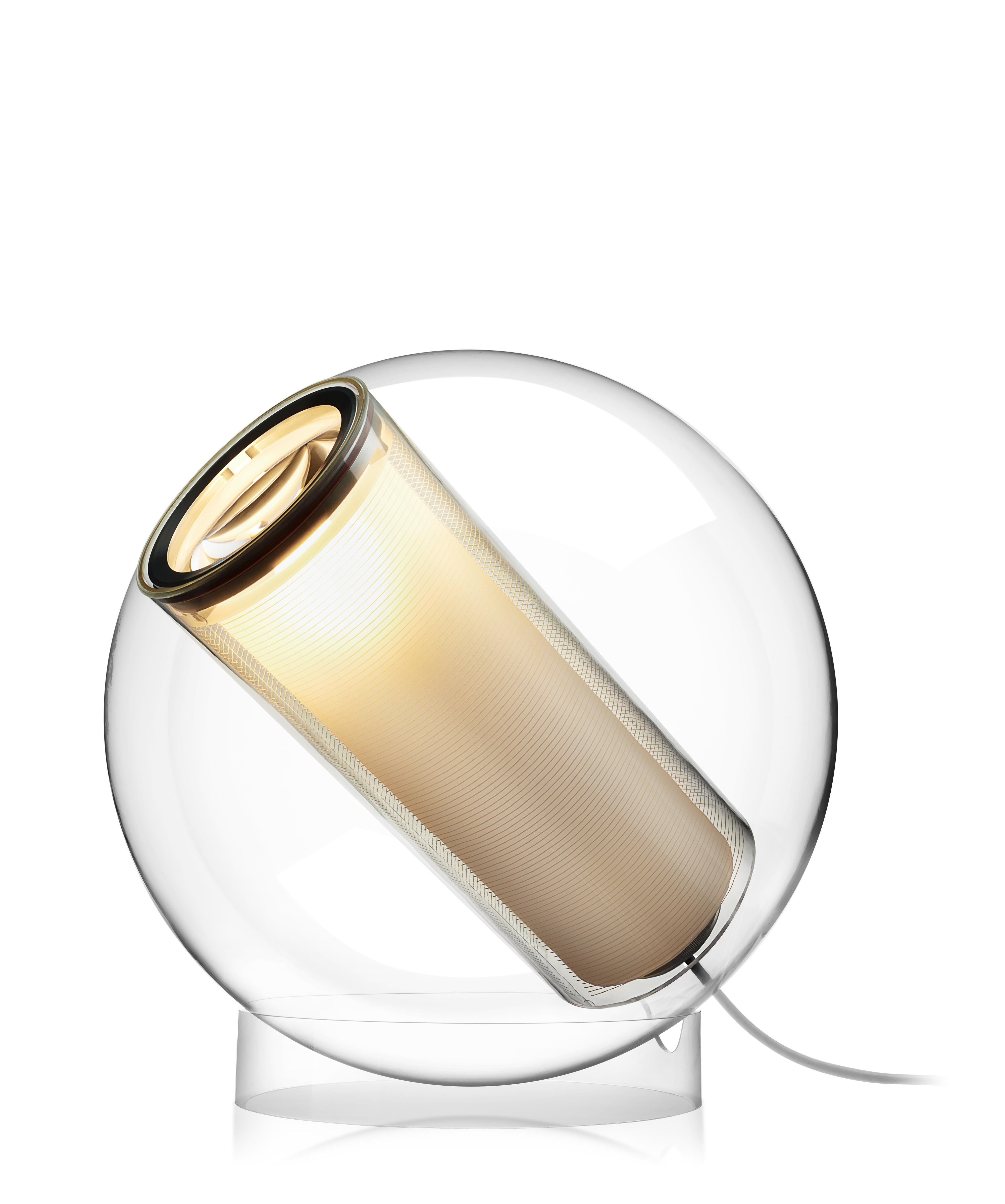 Bel Occhio est à la fois un spot multi-positions et une lampe de table d'ambiance. La coque sphérique en acrylique est délicatement bercée dans sa base, ce qui permet un réglage infini d'une simple pression de la main. Bel Occhio est également