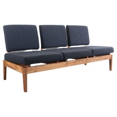 Divano a 3 posti in noce massiccio con lo stile di Jens Risom per Risoms Designs Inc.