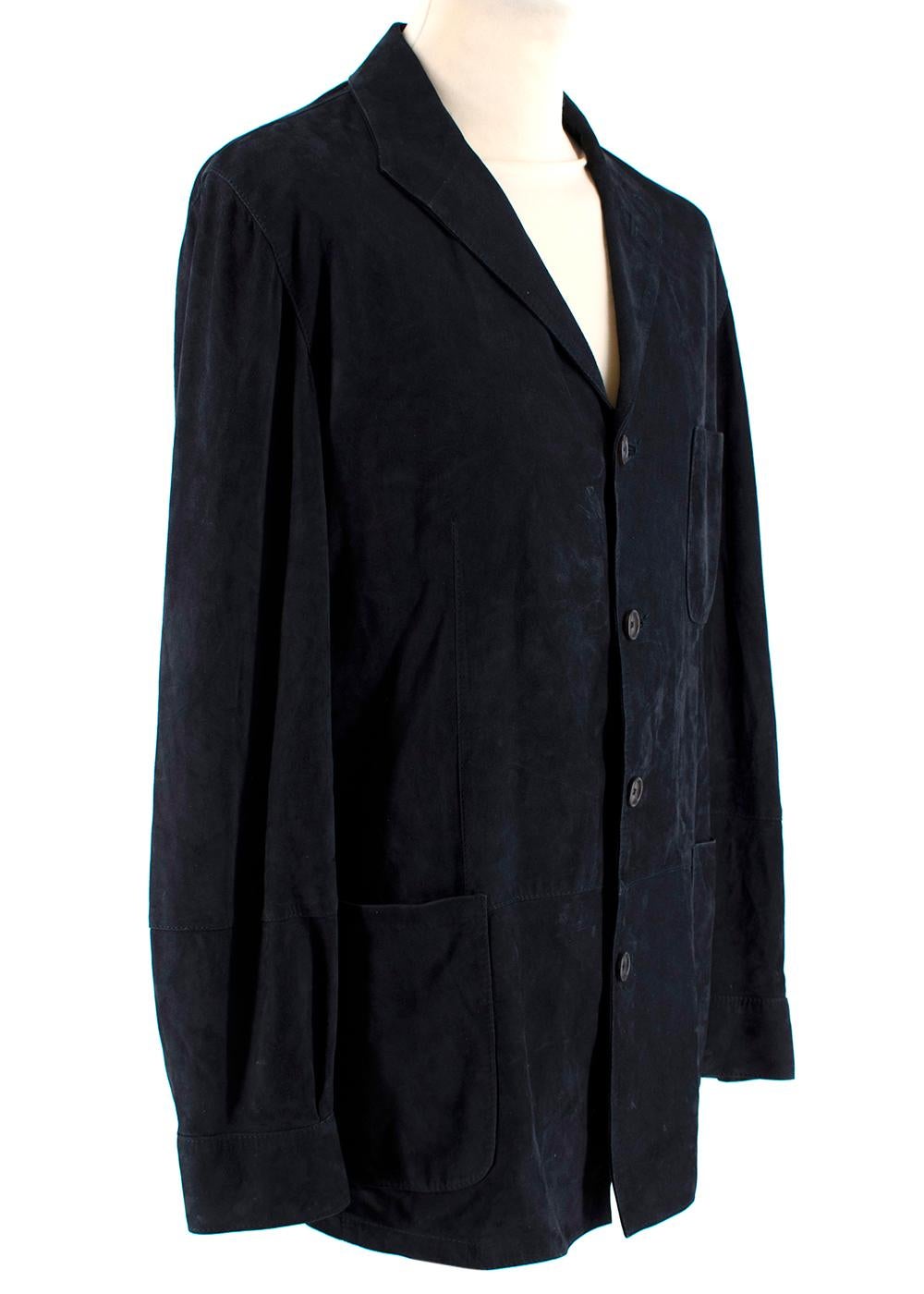 Bel y Cia Teba Lightweight Suede Blazer Jacket

- Spitzkragen
- Knopfverschluss in der Mitte der Vorderseite
- Vorne drei Einschubtaschen
- Lange Ärmel:: geknöpfte Manschetten
- Eine Innentasche
- Keine Schulterpolster
- Keine Rückenschlitze
-