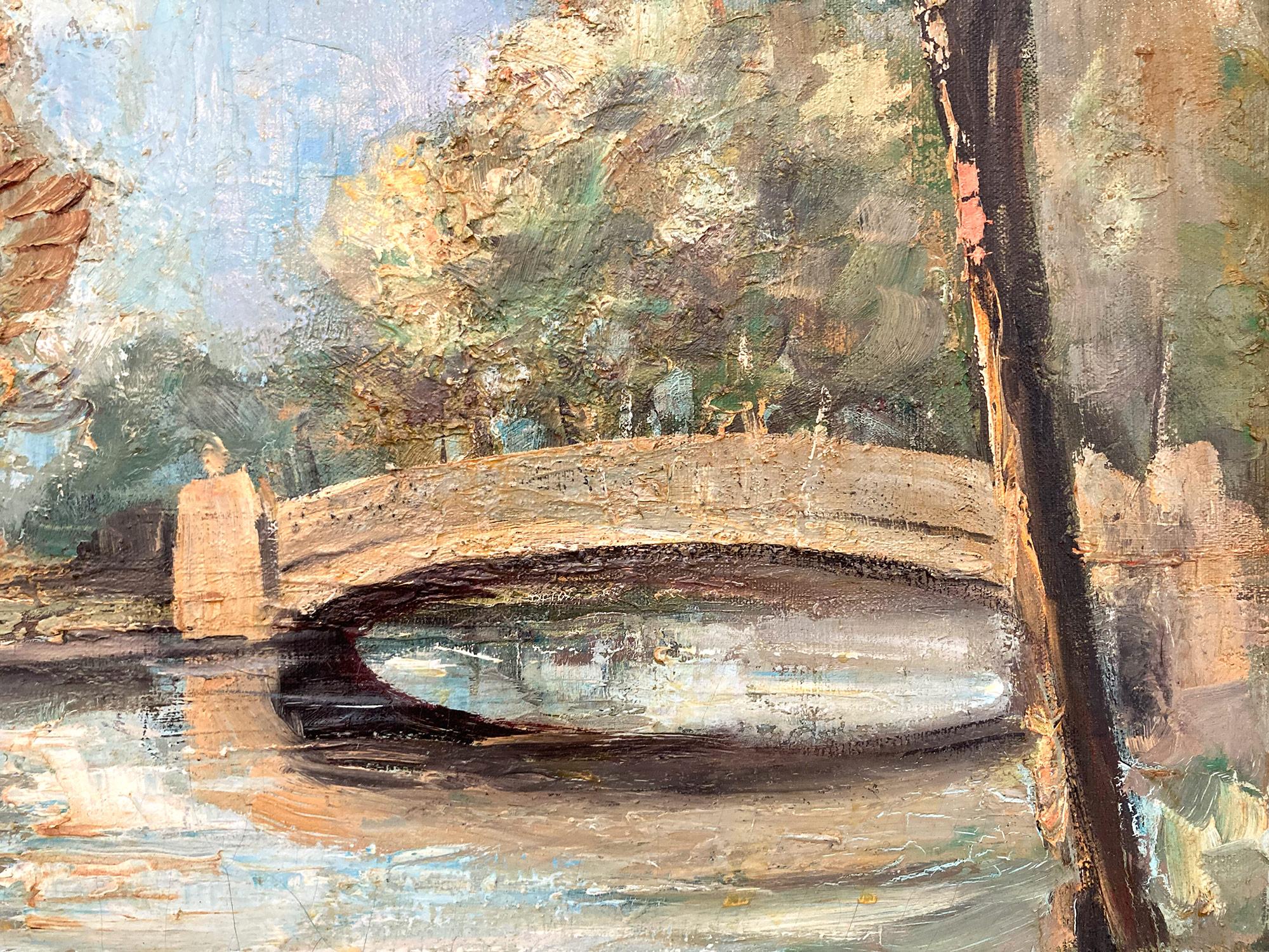 Un'affascinante rappresentazione di New York City a Central Park, con il famoso Bow Bridge sull'acqua, alberi rigogliosi e lo skyline della città sullo sfondo, compreso il Carlyle Hotel. Un'accogliente scena impressionistica con un meraviglioso uso