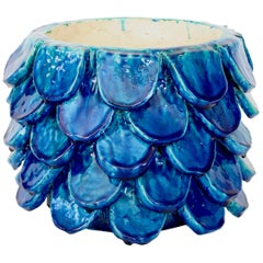 Vaso scultoreo contemporaneo con motivo floreale in ceramica blu di Bela Silva, circa 2020