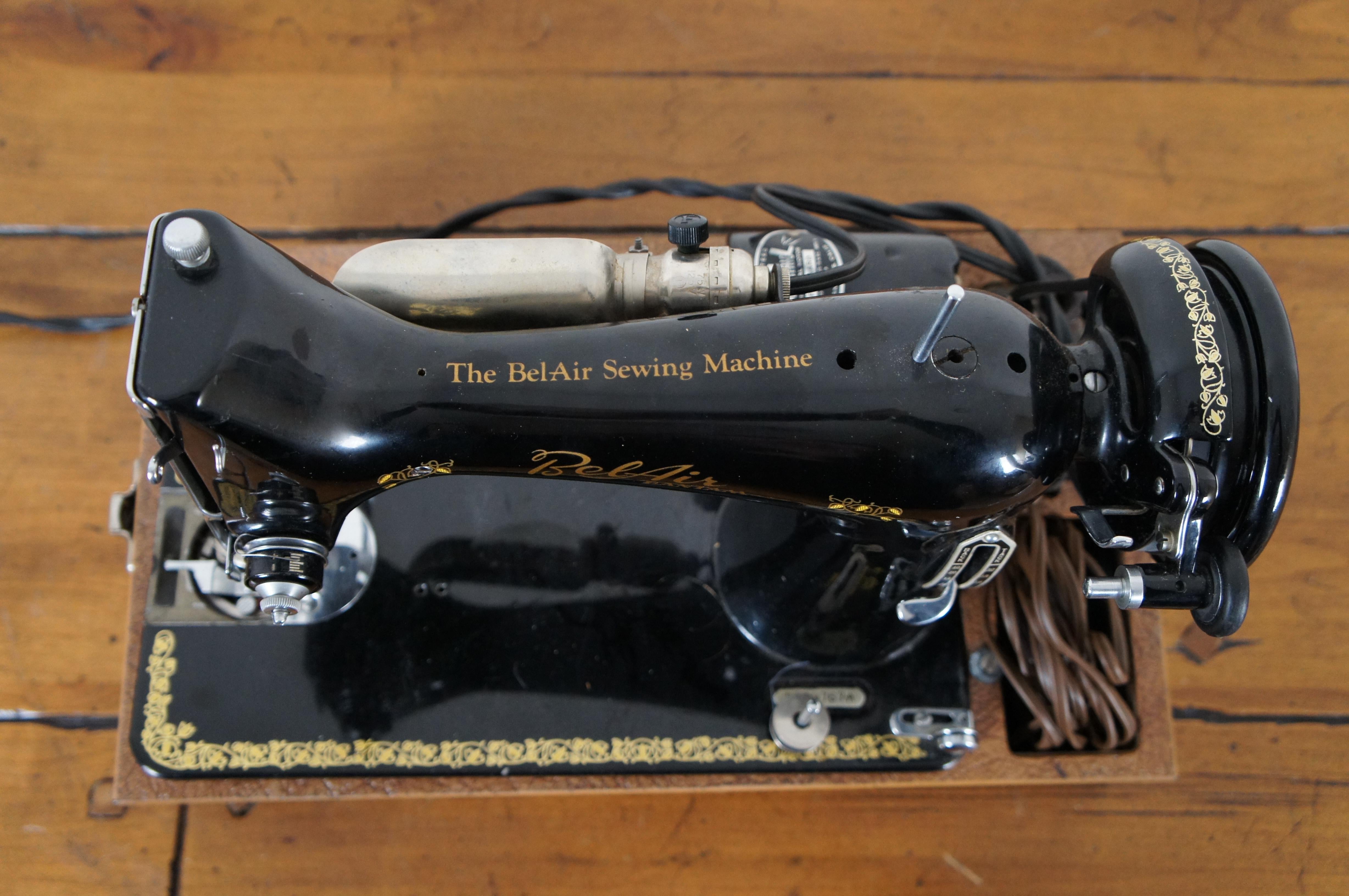 20ième siècle BelAir Bantam Electric Sewing Machine Foot Pedal & Bakélite Leather Case
