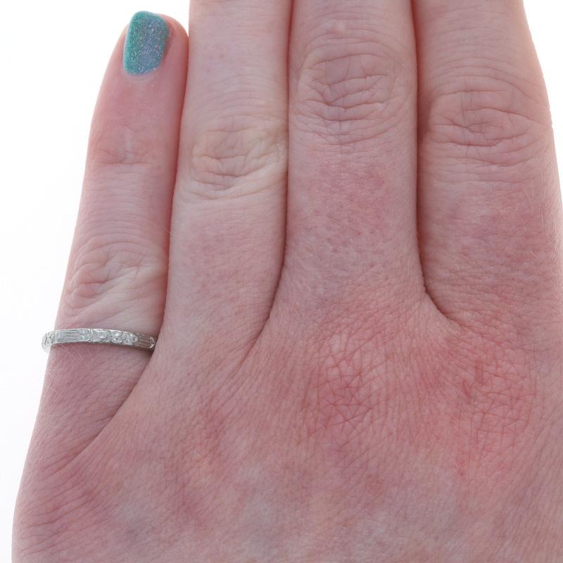 Belais Art Deco Floral Stripe Wedding Band - White Gold 18k SZ 5 Ring In Excellent Condition For Sale In Greensboro, NC