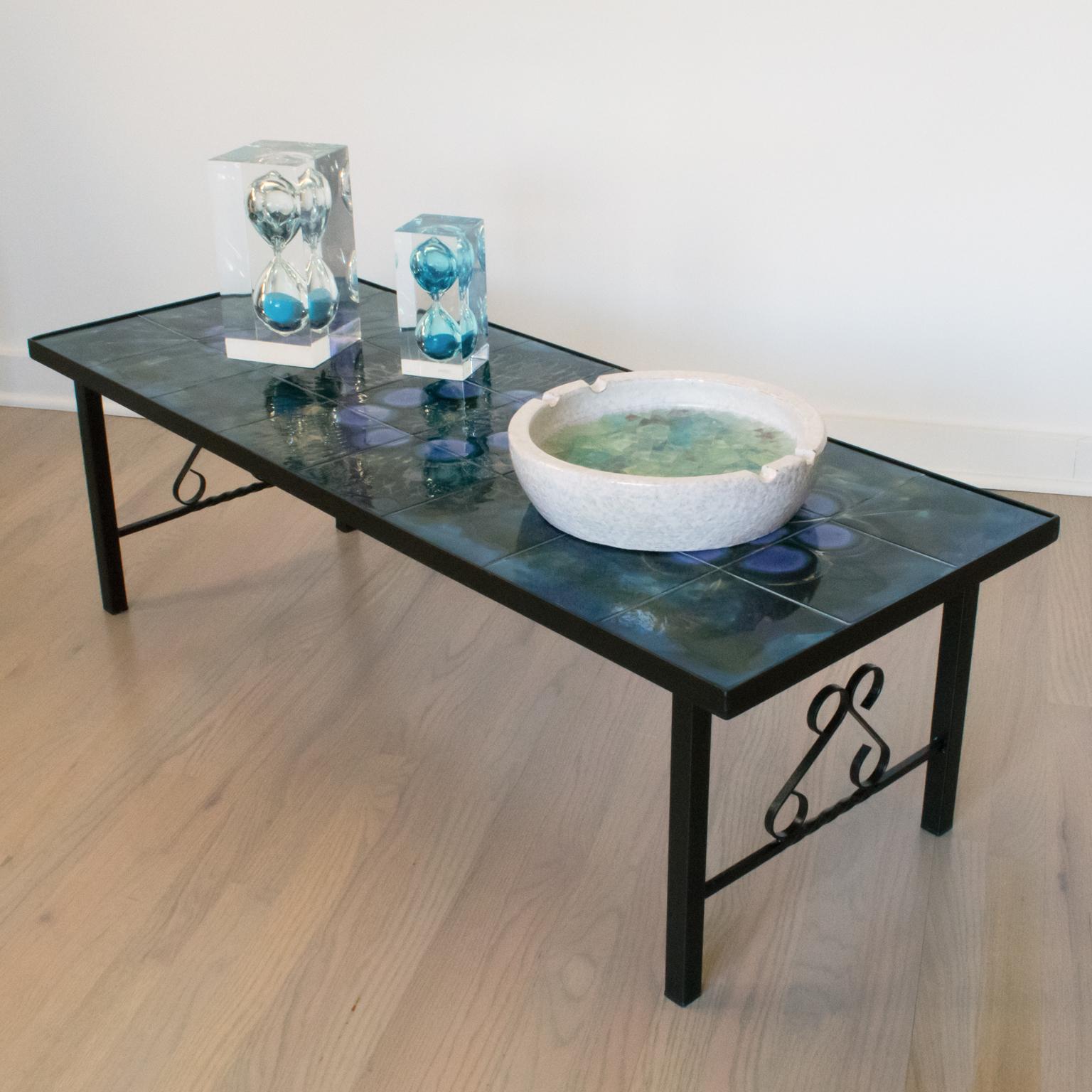 Belarti Belgium entwarf in den 1960er Jahren diesen eleganten Couchtisch oder Beistelltisch im Mid-Century Modern. Dieser Cocktailtisch hat eine auffällige Keramikplatte in einem seltenen Türkisblau, die einen schönen Kontrast zu einem stilisierten