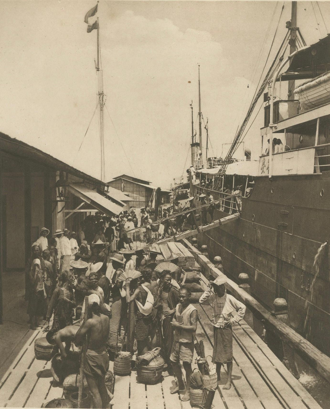 Port de Belawan et ouvriers - Sumatra, Indonésie - Kleingrothe Photogravure 1900 Bon état - En vente à Langweer, NL