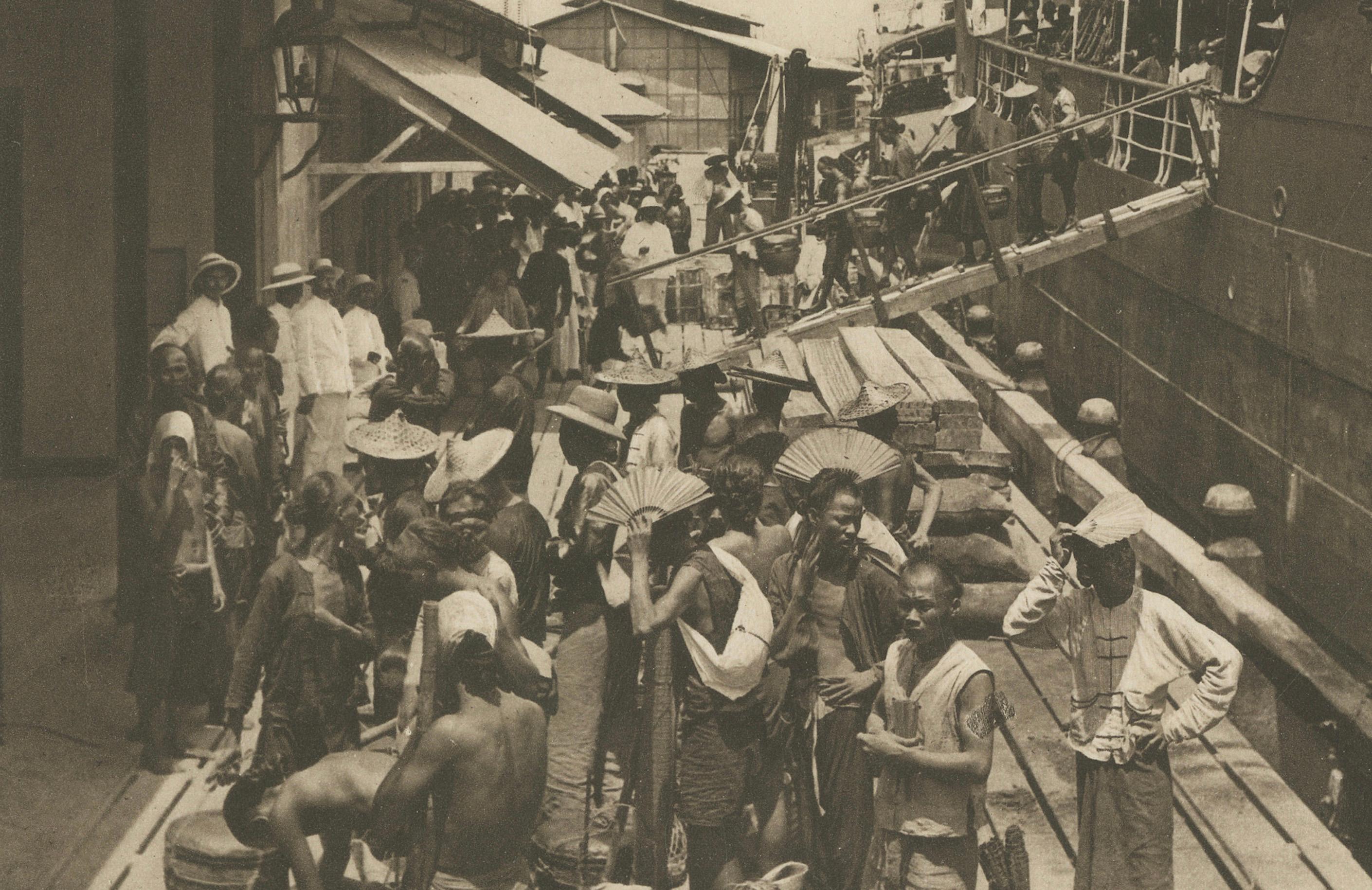 20ième siècle Port de Belawan et ouvriers - Sumatra, Indonésie - Kleingrothe Photogravure 1900 en vente
