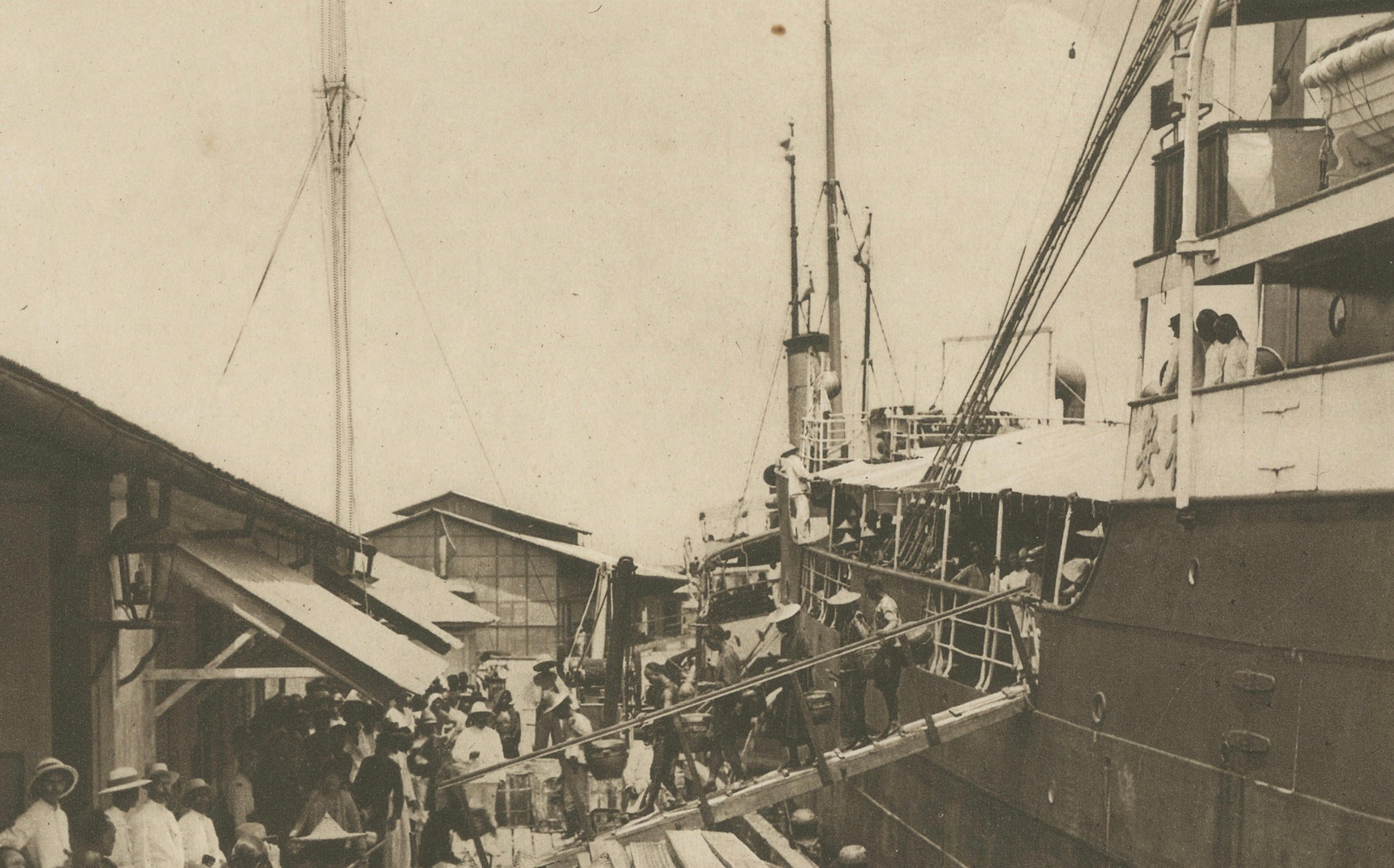Papier Port de Belawan et ouvriers - Sumatra, Indonésie - Kleingrothe Photogravure 1900 en vente