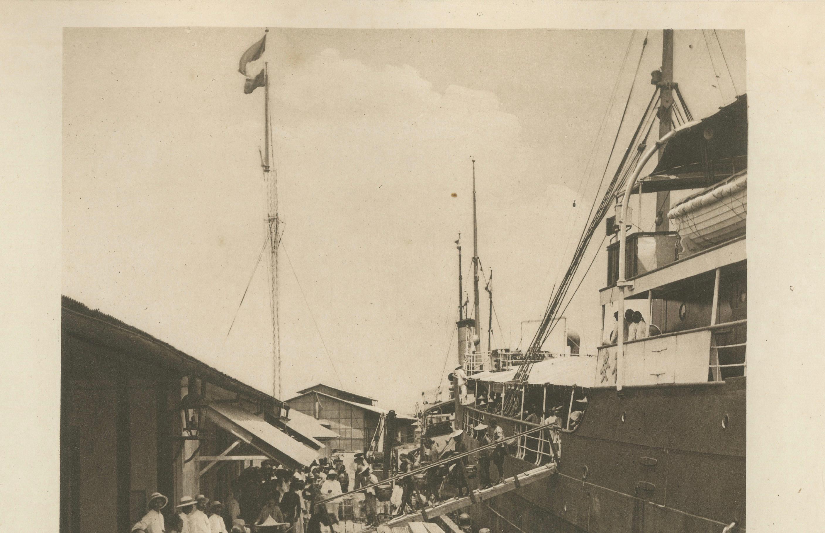 Port de Belawan et ouvriers - Sumatra, Indonésie - Kleingrothe Photogravure 1900 en vente 1