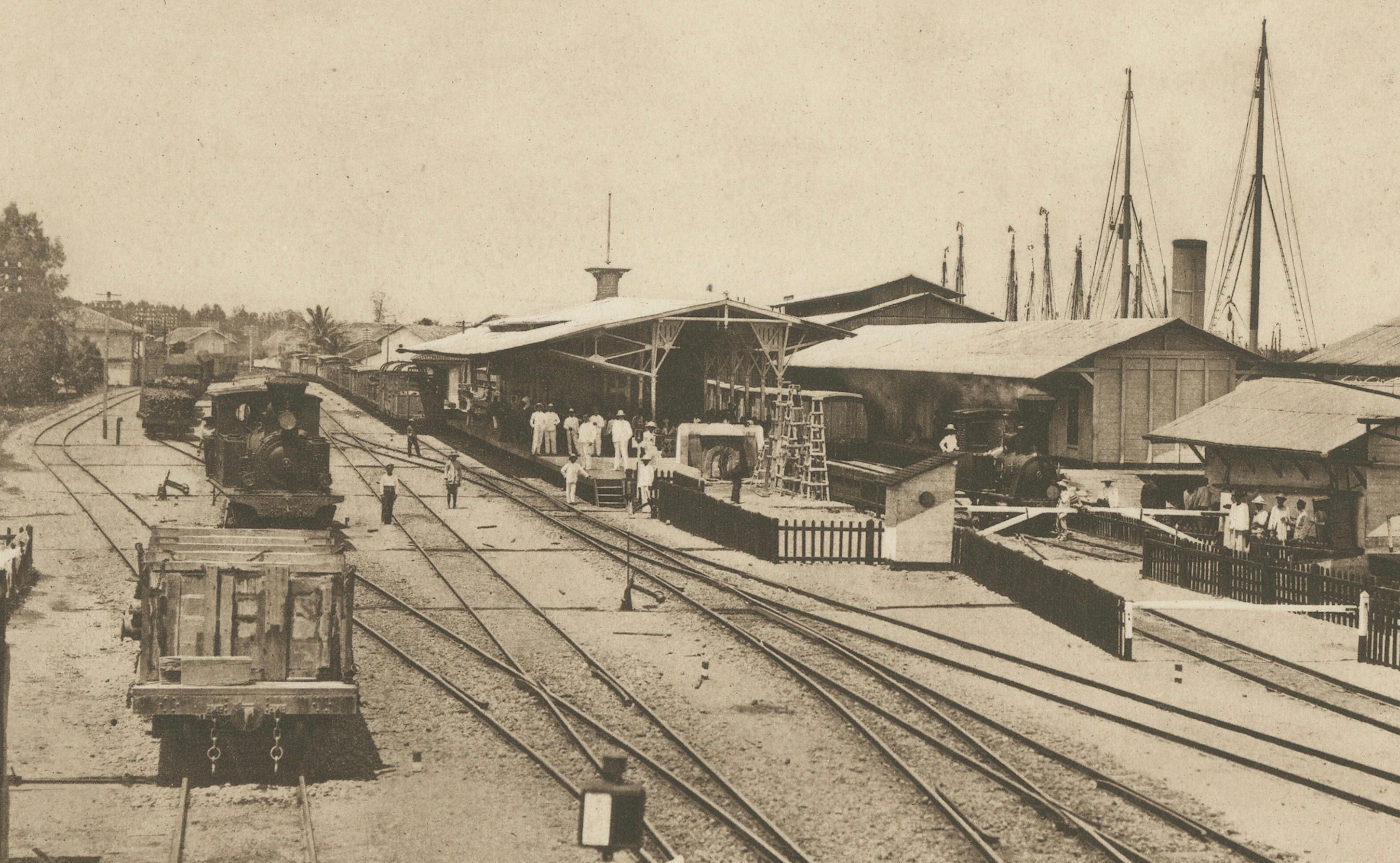 20ième siècle Gare de Belawan et rivière Soengei Deli, Sumatra - Photo ancienne, c.1910 en vente