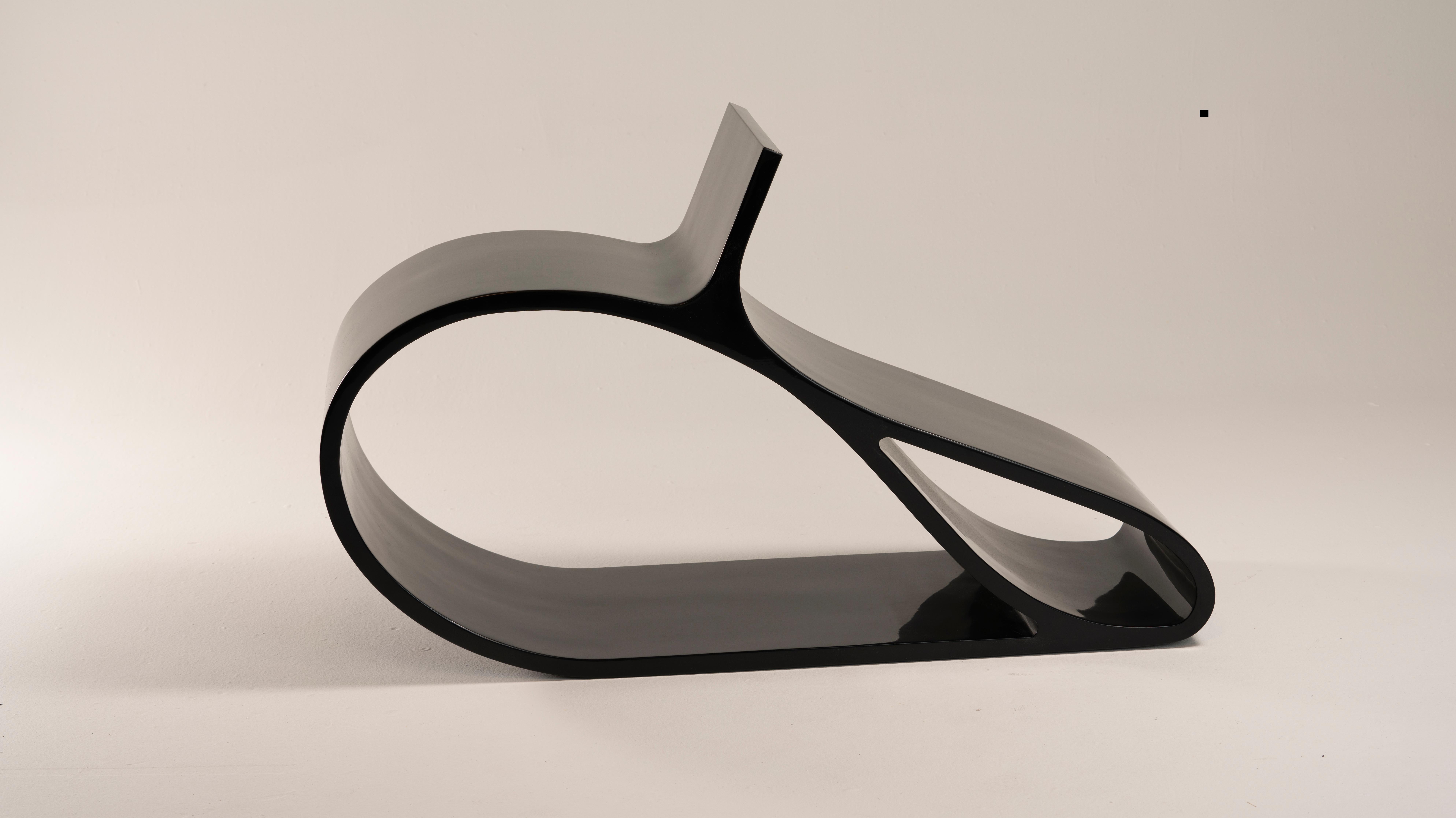 Avec Belcanto, le matériau est poussé à ses limites dans une forme fluide, dynamique et continue. La forme sinueuse révèle un profil inattendu.
Fabriquée en bois de guayubira d'Amérique du Sud, Belcanto est une chaise sculpturale unique en son