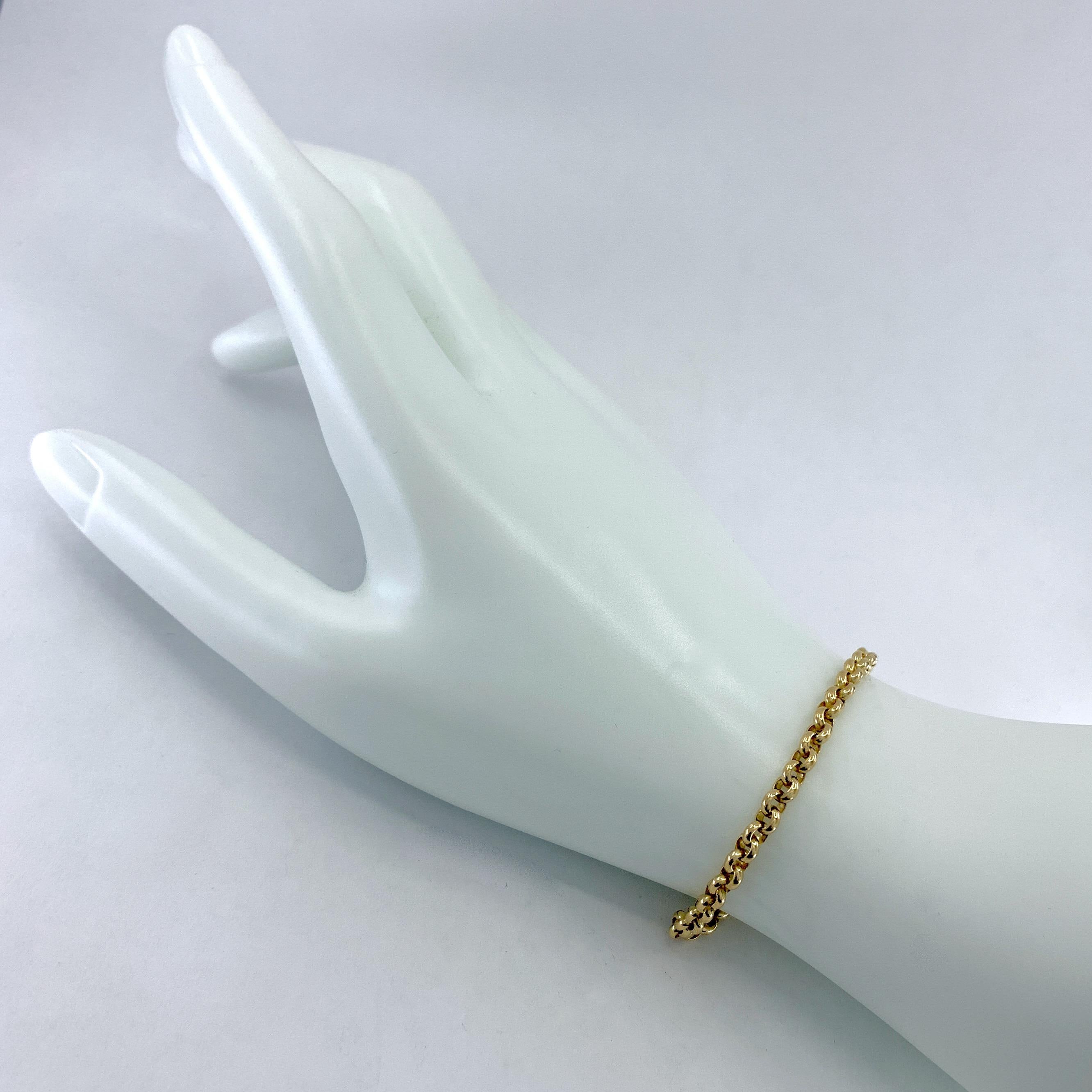 This elegant and versatile Italian chain bracelet features rounded 4mm belcher links arranged rolo- (aka cable-) style, terminating with ridged end caps and a heavy lobster clasp.  In solid 18 karat gold.  

Currently 7.75