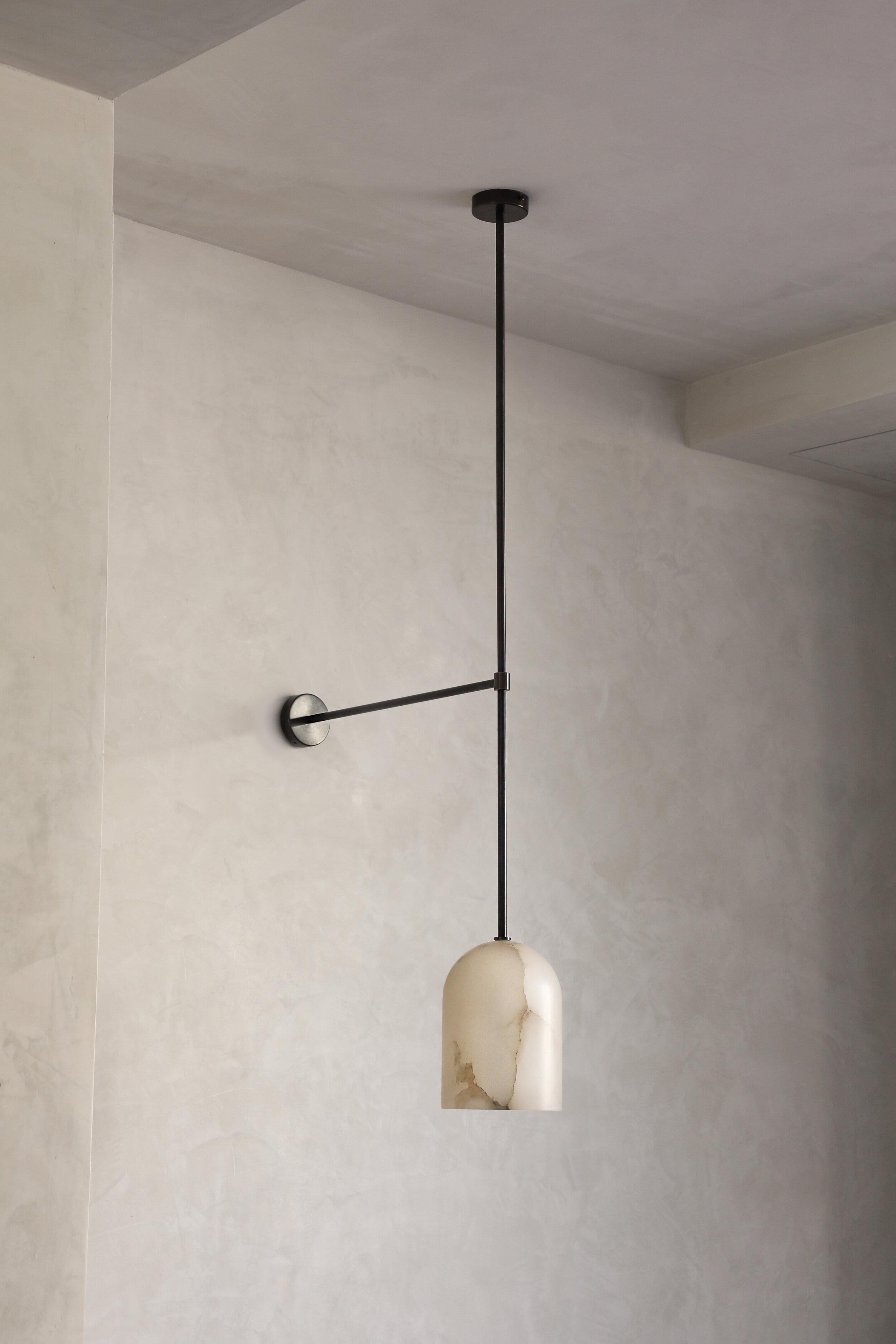 Pendente in alabastro personalizzato a braccio Belfry di Contain
Dimensioni: D16 x H22 cm
Materiali: struttura in ottone e pietra di alabastro

Tutte le nostre lampade possono essere cablate a seconda del Paese. Se viene venduto negli Stati Uniti,