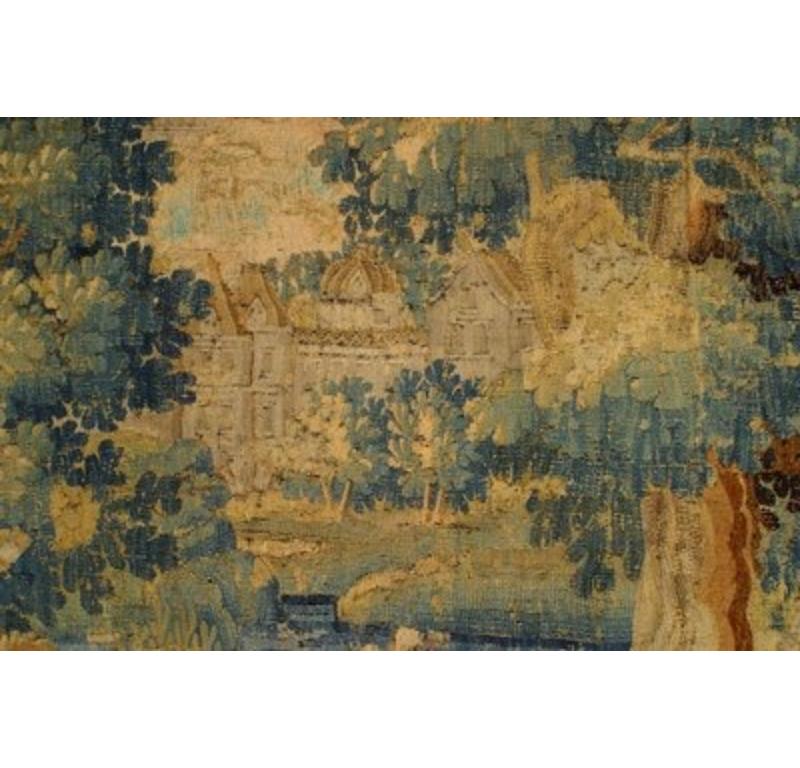 Tapisserie horizontale de style belge (XVIIe siècle) de style Aubusson représentant une grue et un renard dans un paysage avec bordure (antérieurement dans la collection du Cincinnati Museum of Art).

Condit :  (état antique, décoloration et usure)