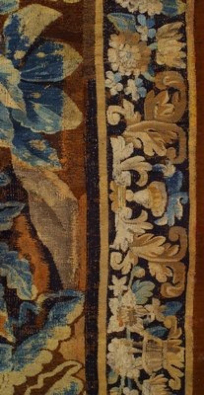 Fait main Tapisserie belge d'Aubusson du 17ème siècle représentant une scène forestière en vente