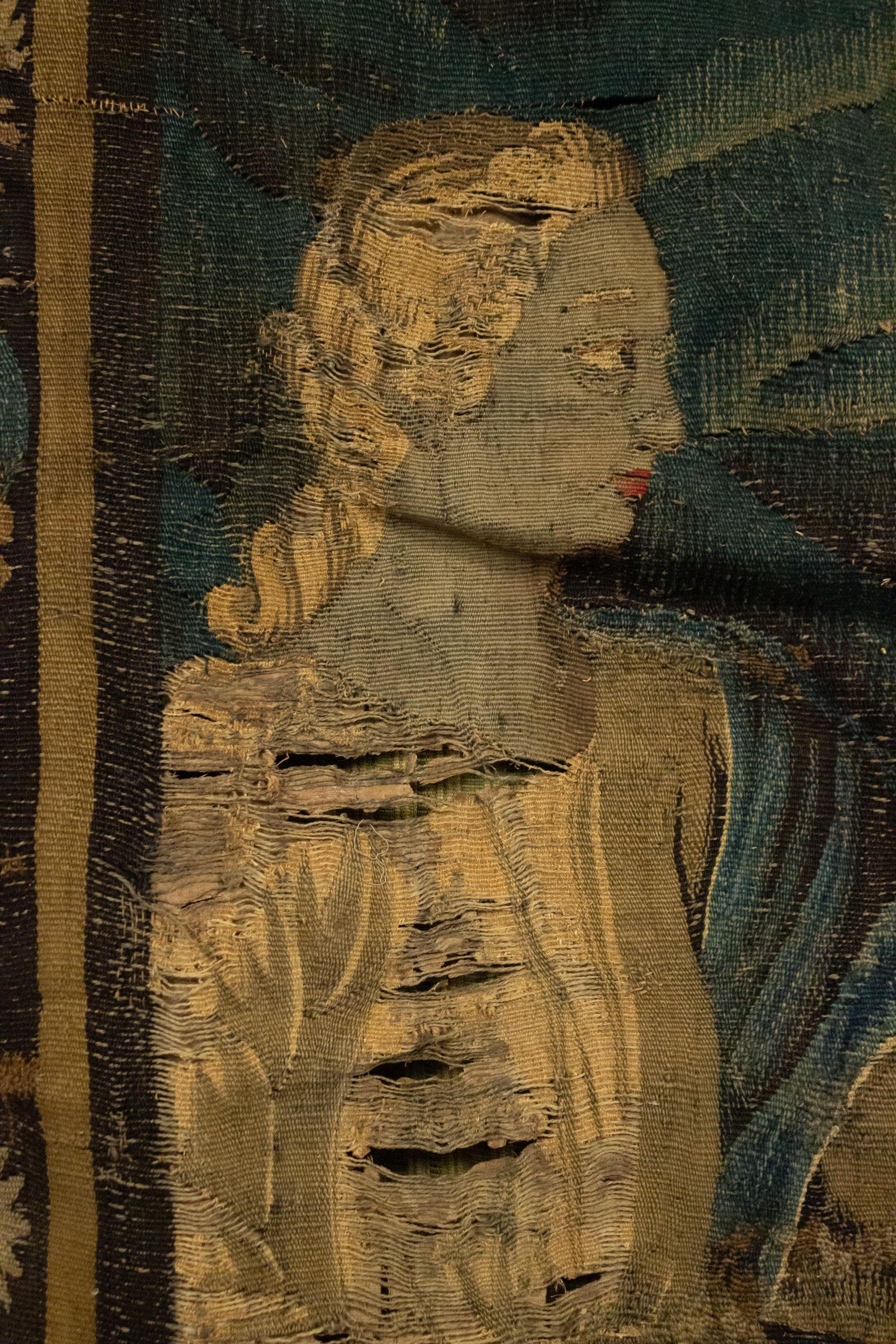 Belgischer (17. Jh.) vertikaler gewebter Wandteppich mit einer Dame, die an einem Frisiertisch sitzt, umgeben von einer Blumenbordüre.
      