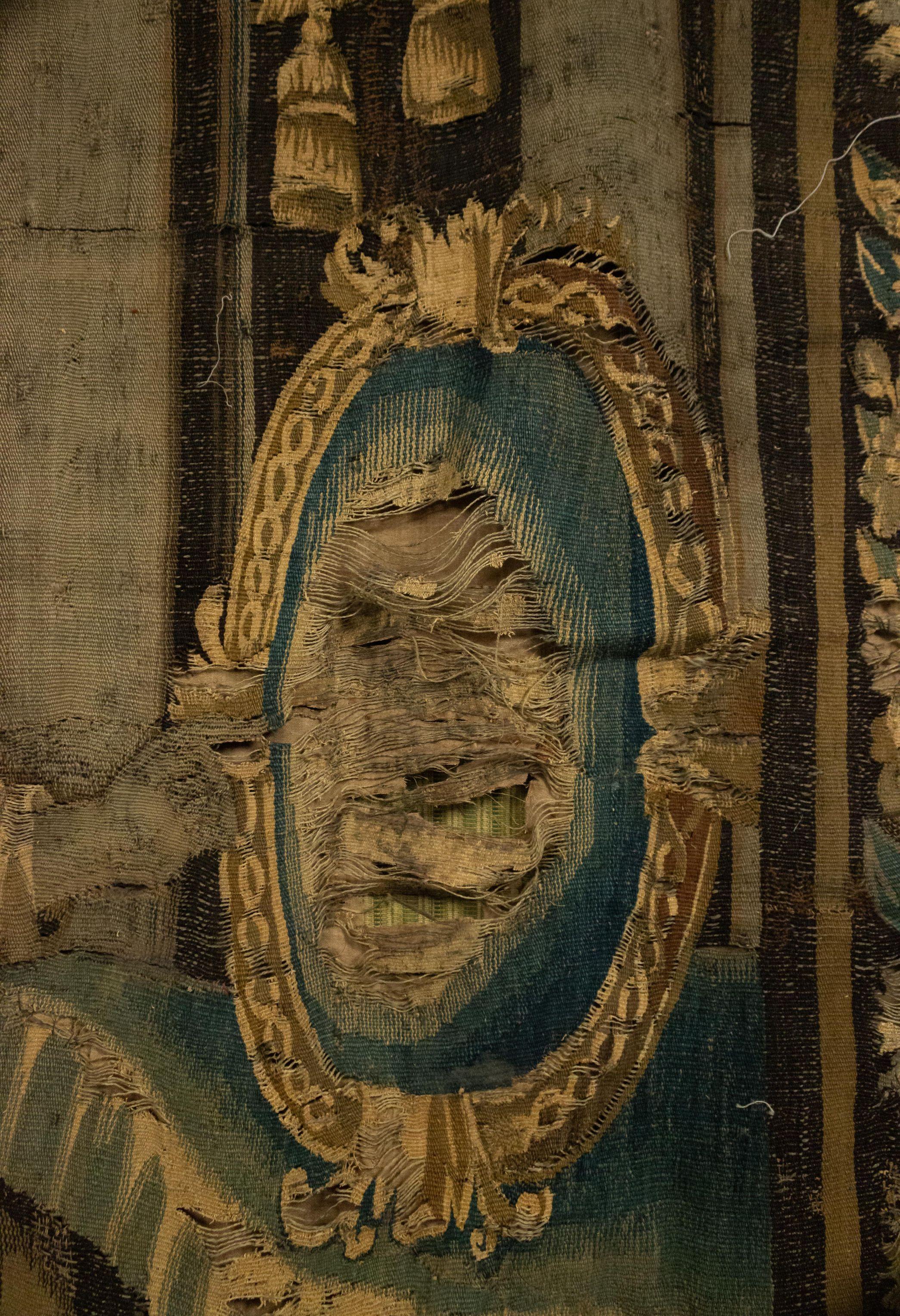 Belgischer gewebter Wandteppich mit einer Dame und Spiegel aus dem 17. Jahrhundert (Gewebt) im Angebot