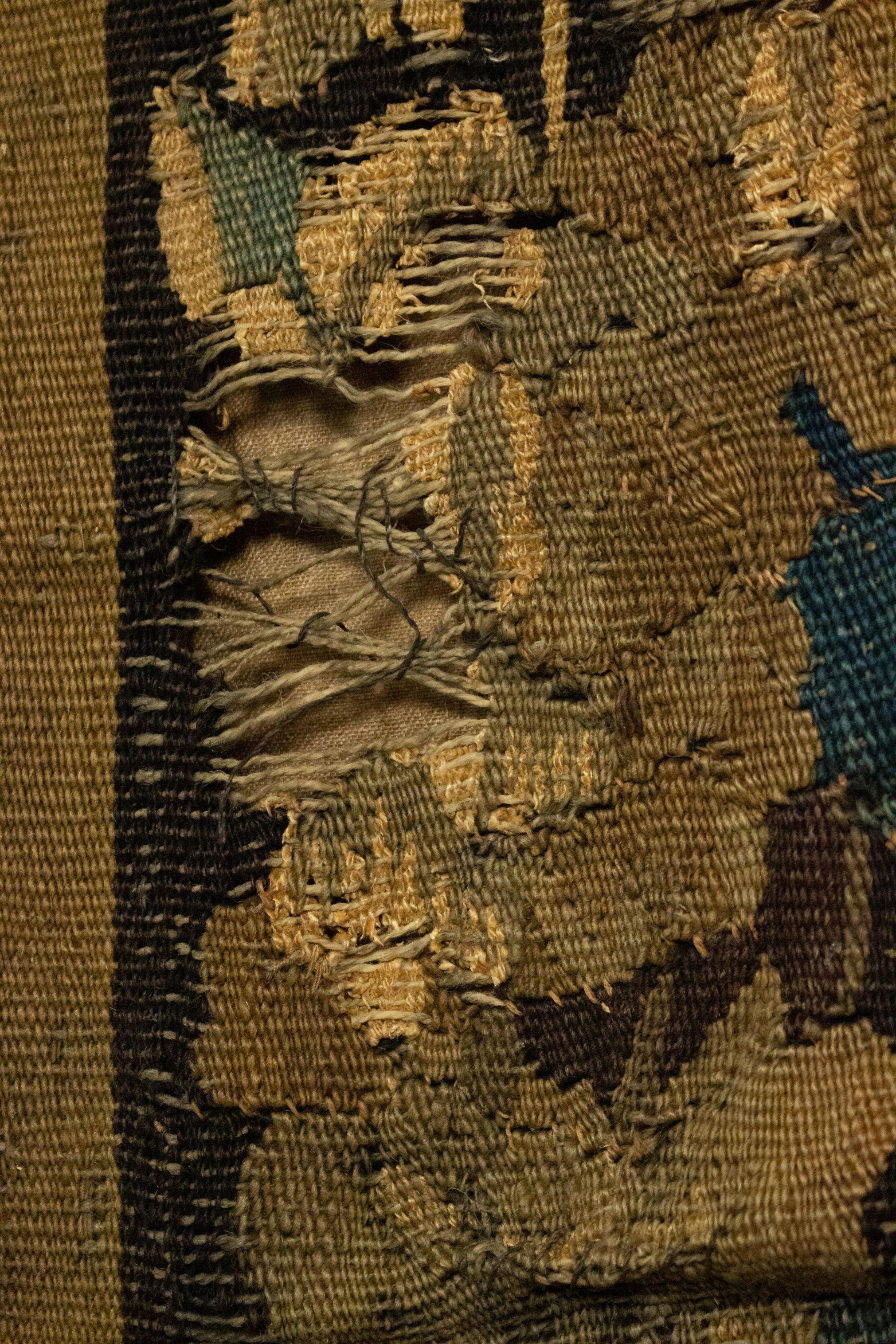 Belgischer gewebter Wandteppich mit einer Dame und Spiegel aus dem 17. Jahrhundert (18. Jahrhundert und früher) im Angebot