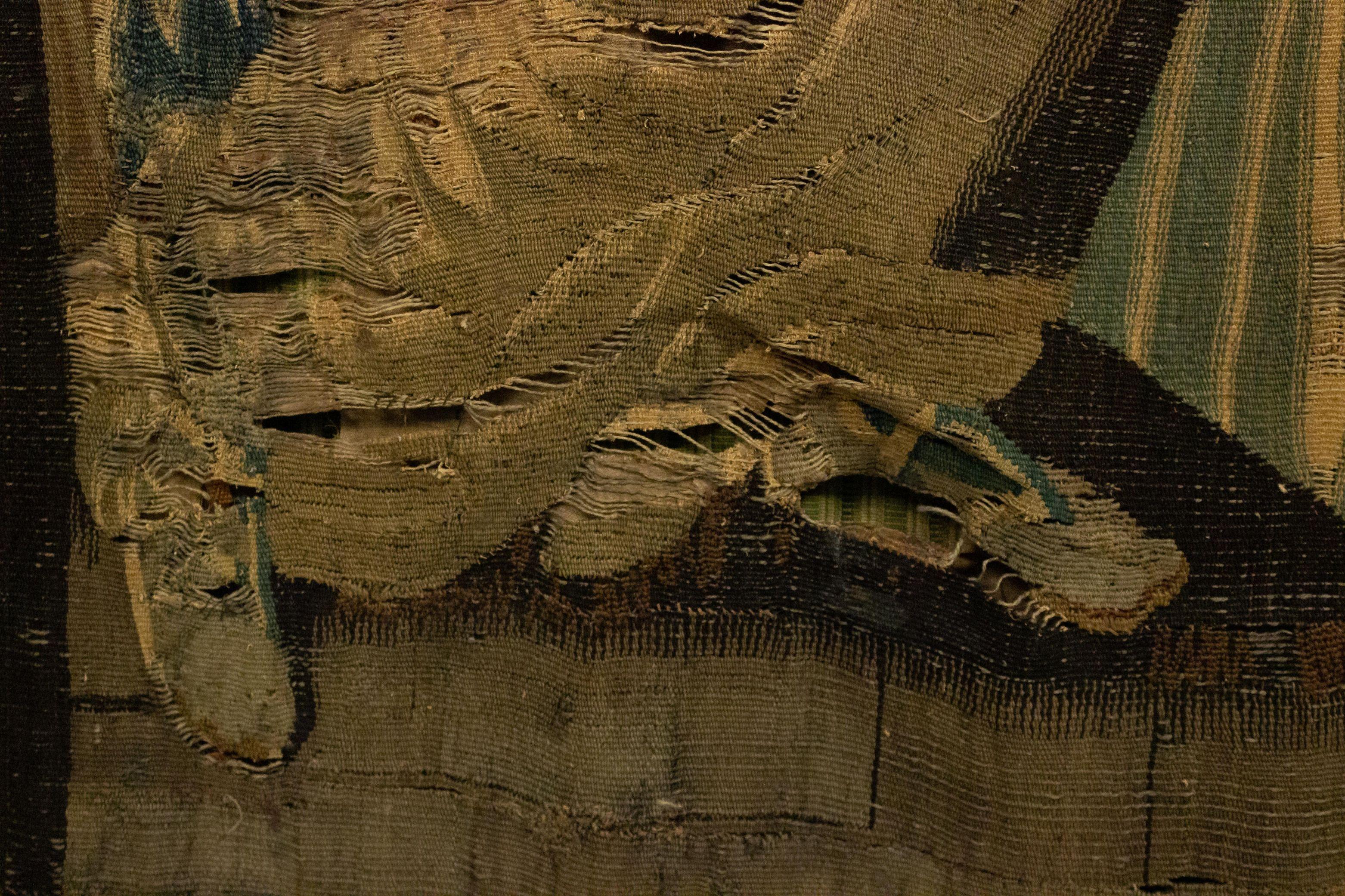 Belgischer gewebter Wandteppich mit einer Dame und Spiegel aus dem 17. Jahrhundert im Angebot 2