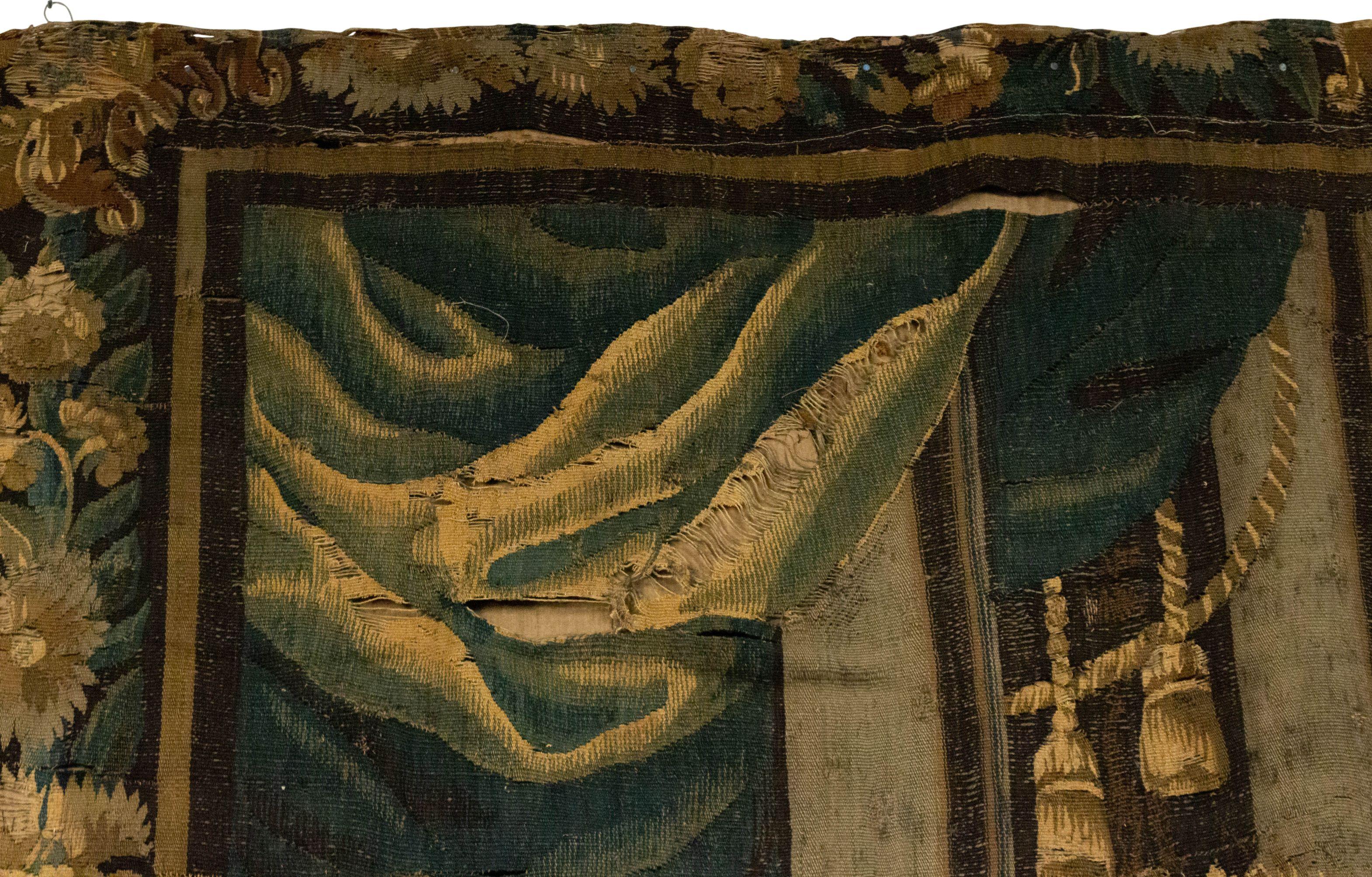 Belgischer gewebter Wandteppich mit einer Dame und Spiegel aus dem 17. Jahrhundert im Angebot 3