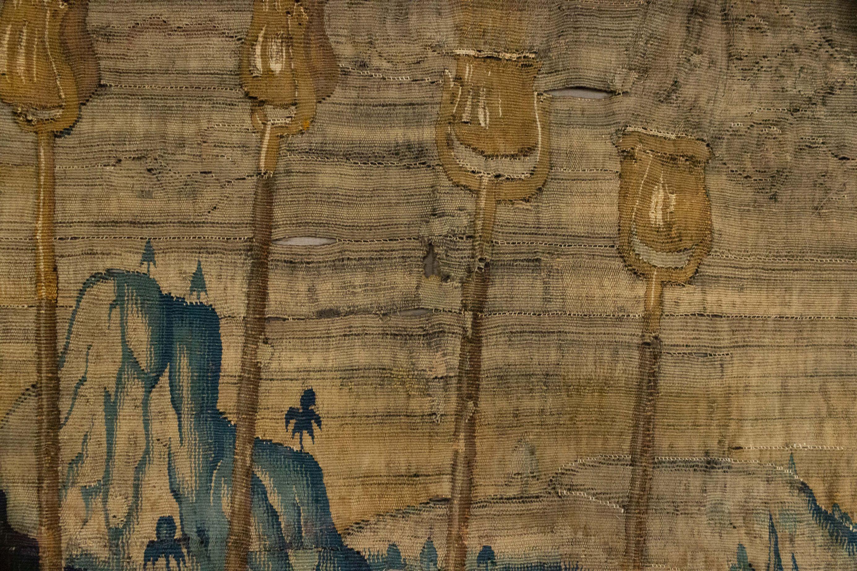 Belgian 17th Century Woven Tapestry of Kneeling King In Good Condition For Sale In Queens, NY