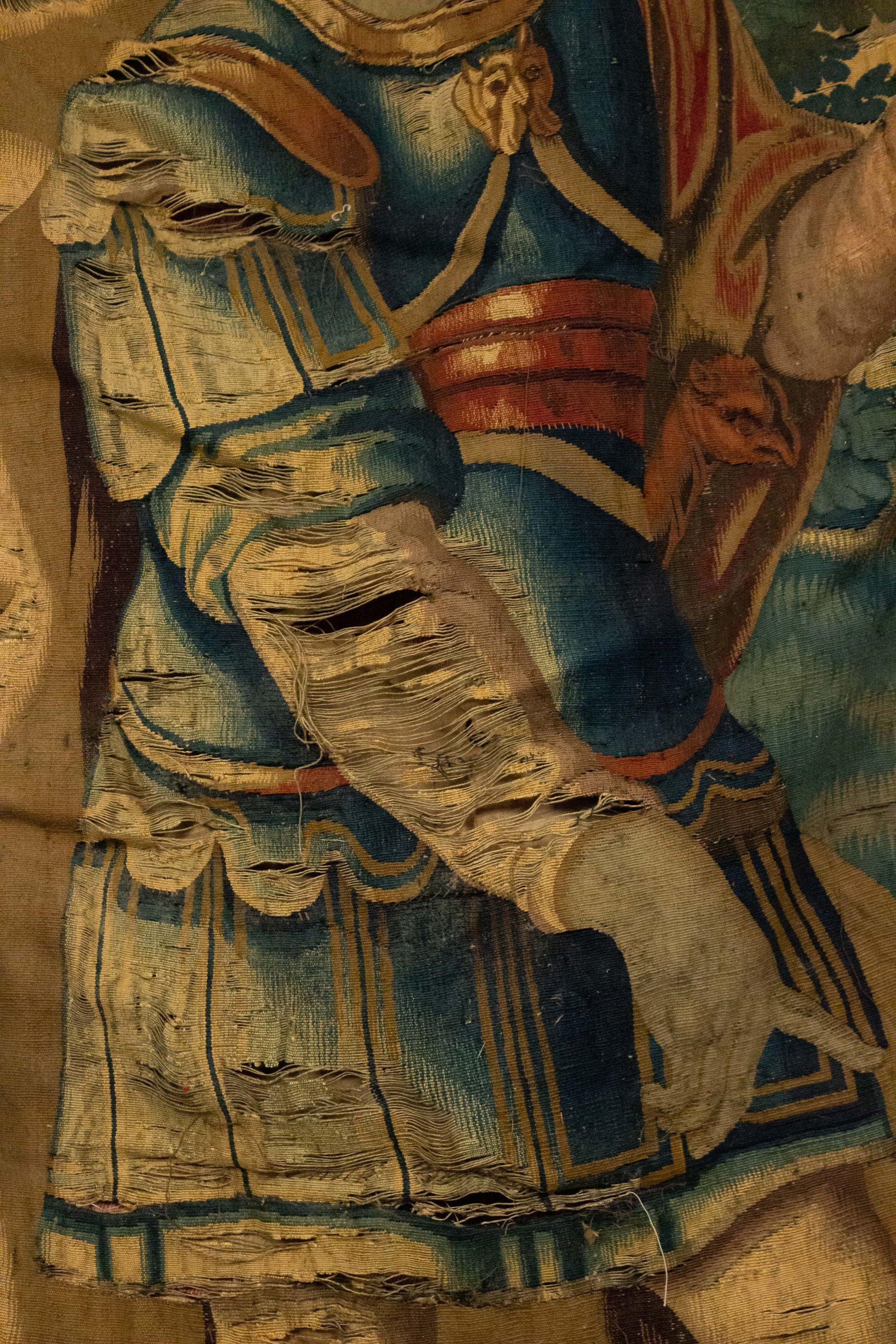 Belgischer (17/18. Jahrhundert) vertikaler gewebter Wandteppich eines Generals mit Helm und Federn.
 