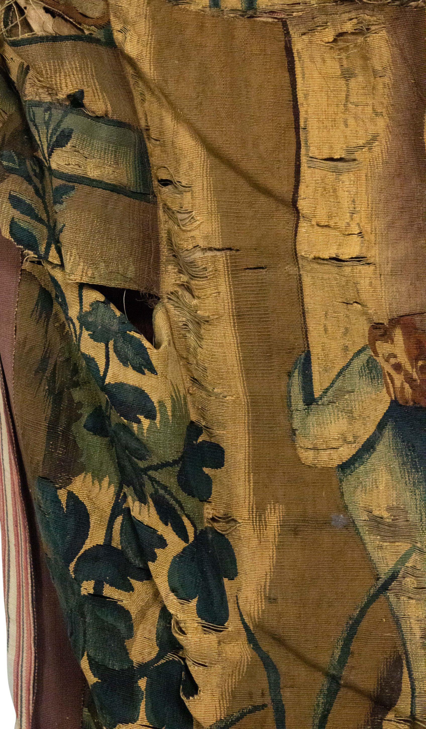 Belgischer gewebter Wandteppich mit Soldatenmotiv aus dem 17. Jahrhundert (18. Jahrhundert und früher) im Angebot