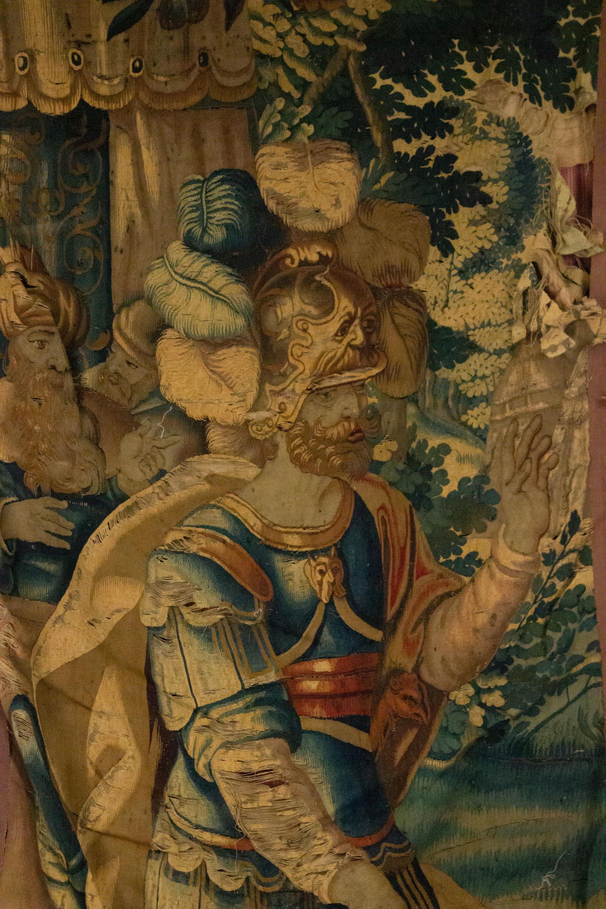 Belgischer gewebter Wandteppich mit Soldatenmotiv aus dem 17. Jahrhundert (Ulmenholz) im Angebot