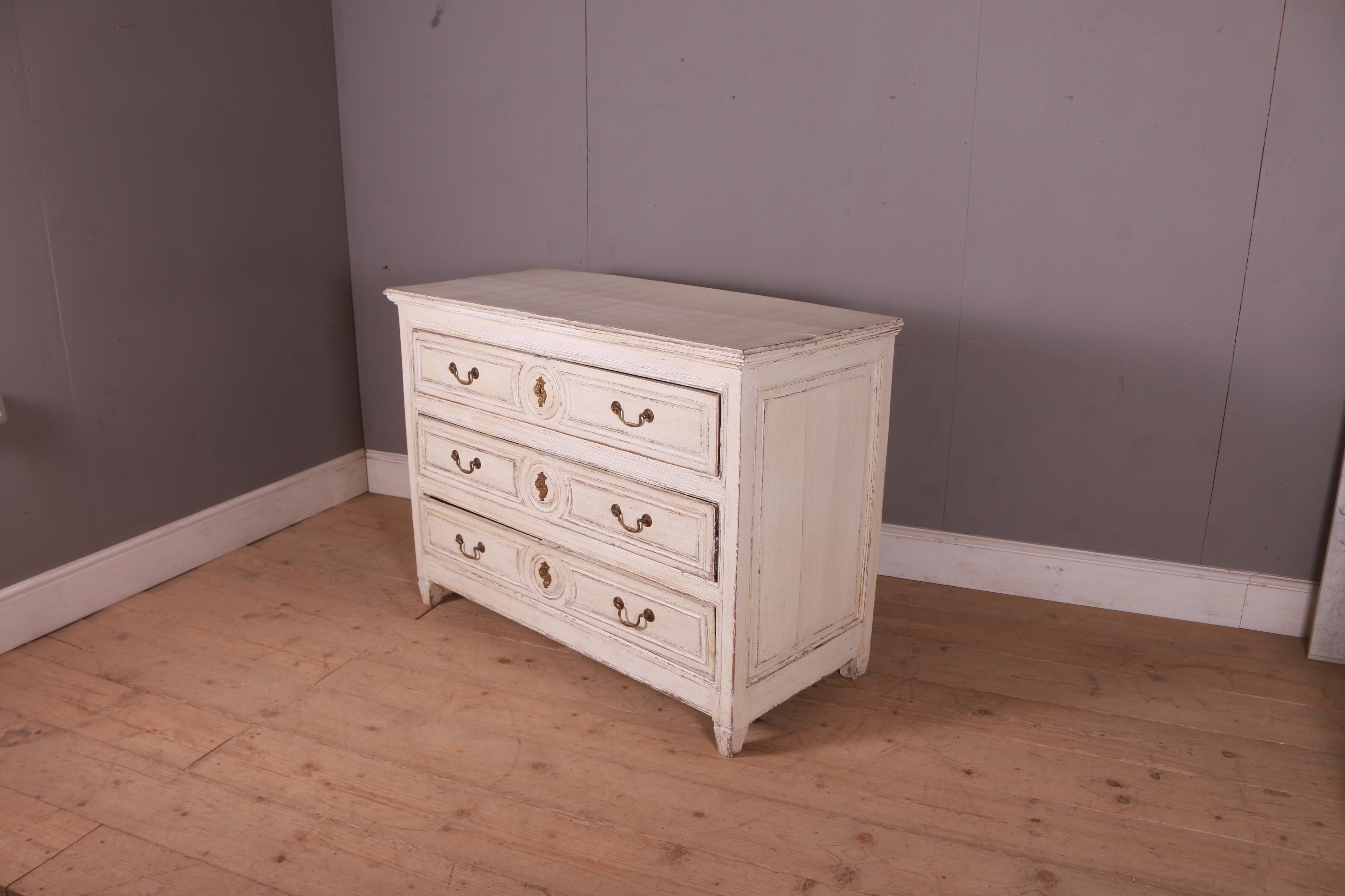 Belgian 1820s Cream Off white Painted Oak Commode with Three Drawers For Sale 1