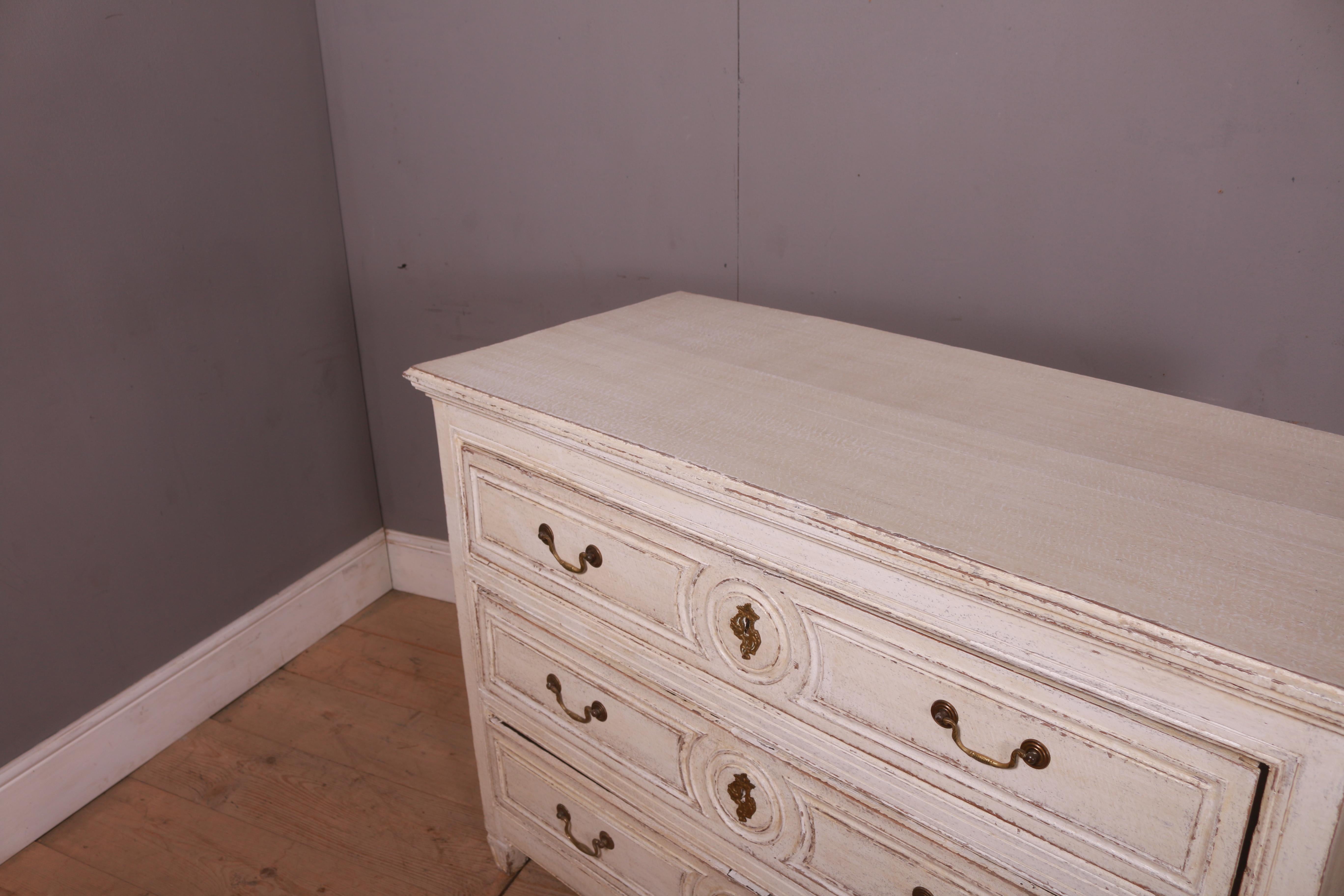 Belgian 1820s Cream Off white Painted Oak Commode with Three Drawers For Sale 2