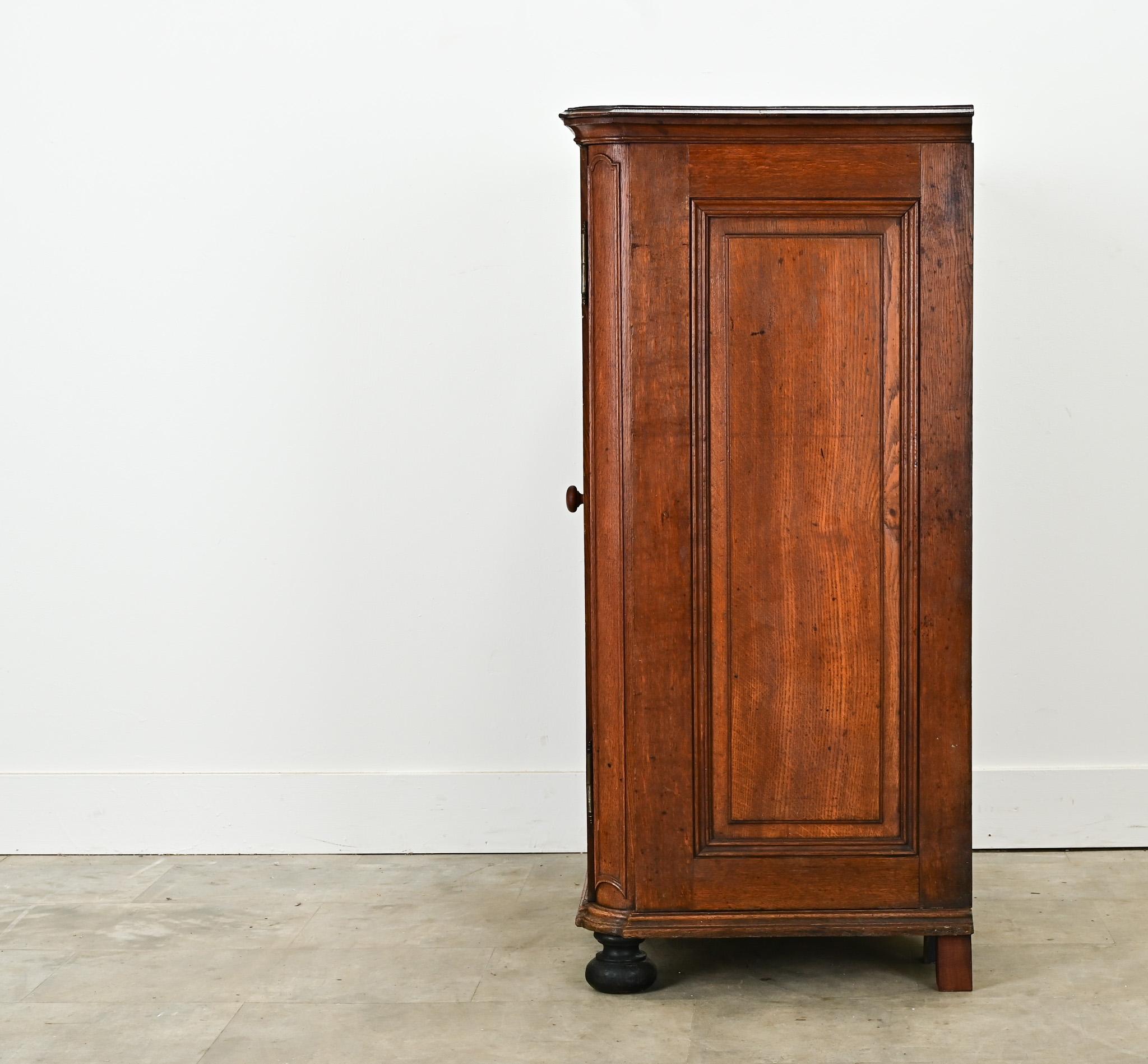 Armadio belga del XVIII secolo in legno massiccio di Oak in vendita 1