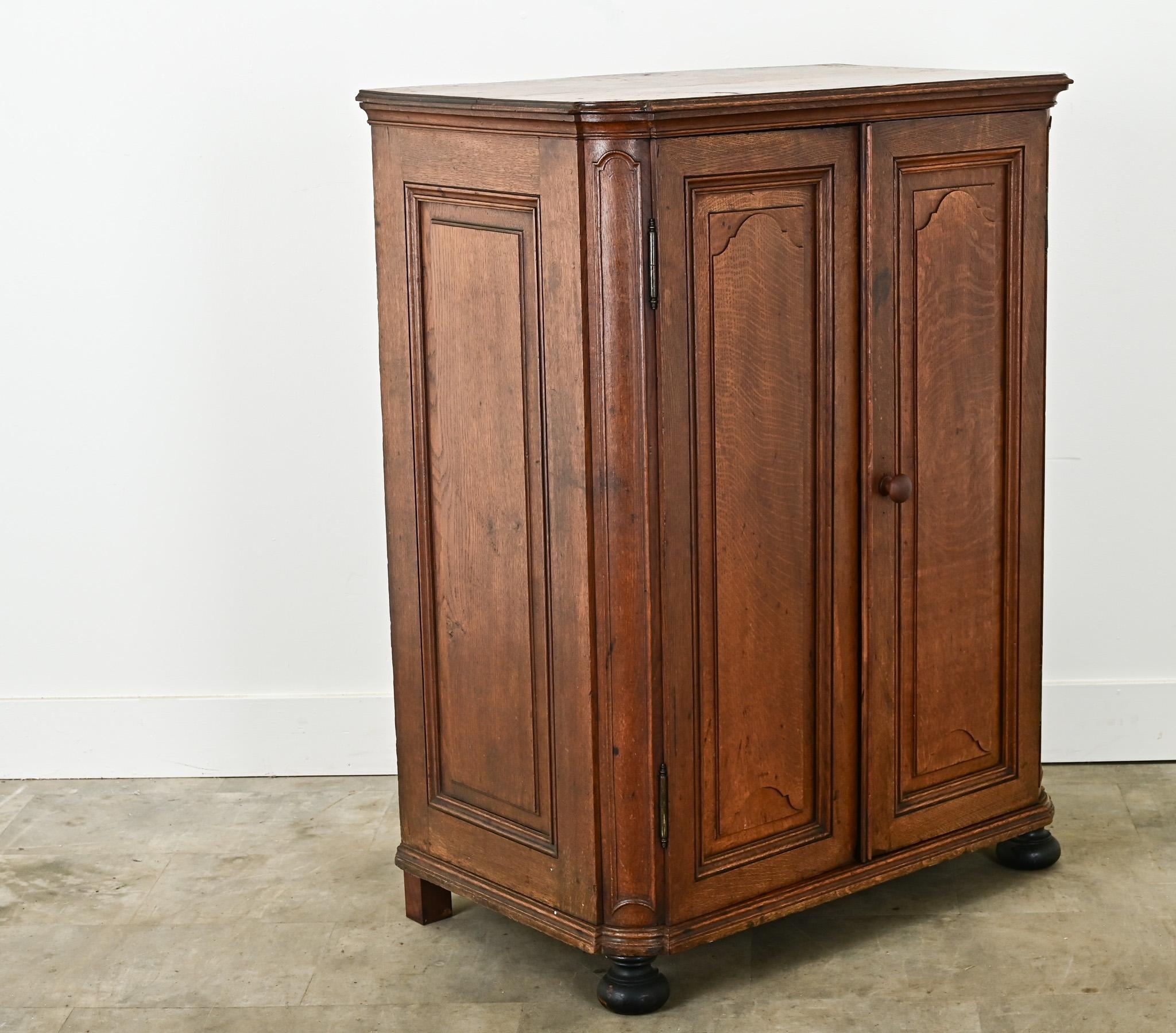 Un buffet belga a due ante in rovere massiccio del 1700. Questo mobile è rivestito su tutti e tre i lati con angoli frontali arrotondati. Due porte alte sono appese a cerniere a botte e si aprono con un pomello di legno tornito. L'interno è dotato