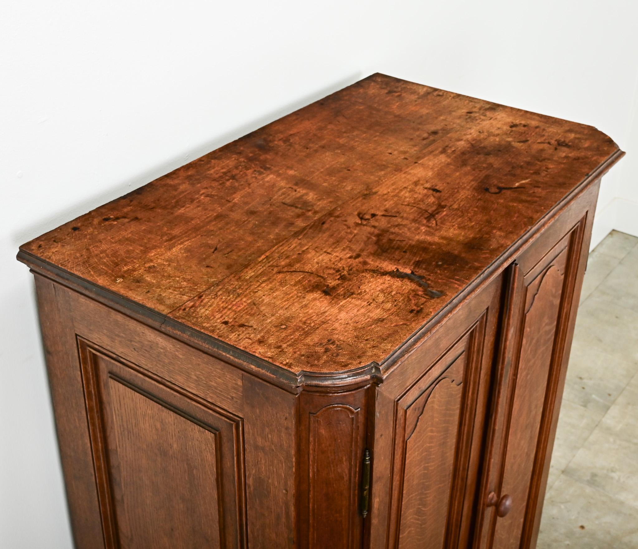 Belga Armadio belga del XVIII secolo in legno massiccio di Oak in vendita