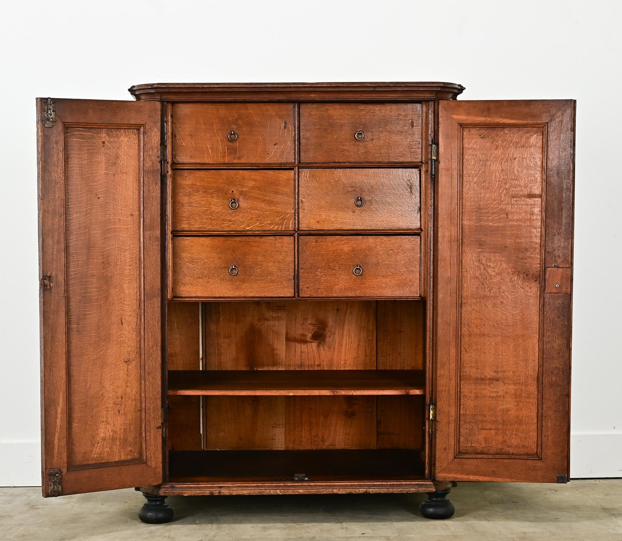 Armadio belga del XVIII secolo in legno massiccio di Oak In condizioni buone in vendita a Baton Rouge, LA