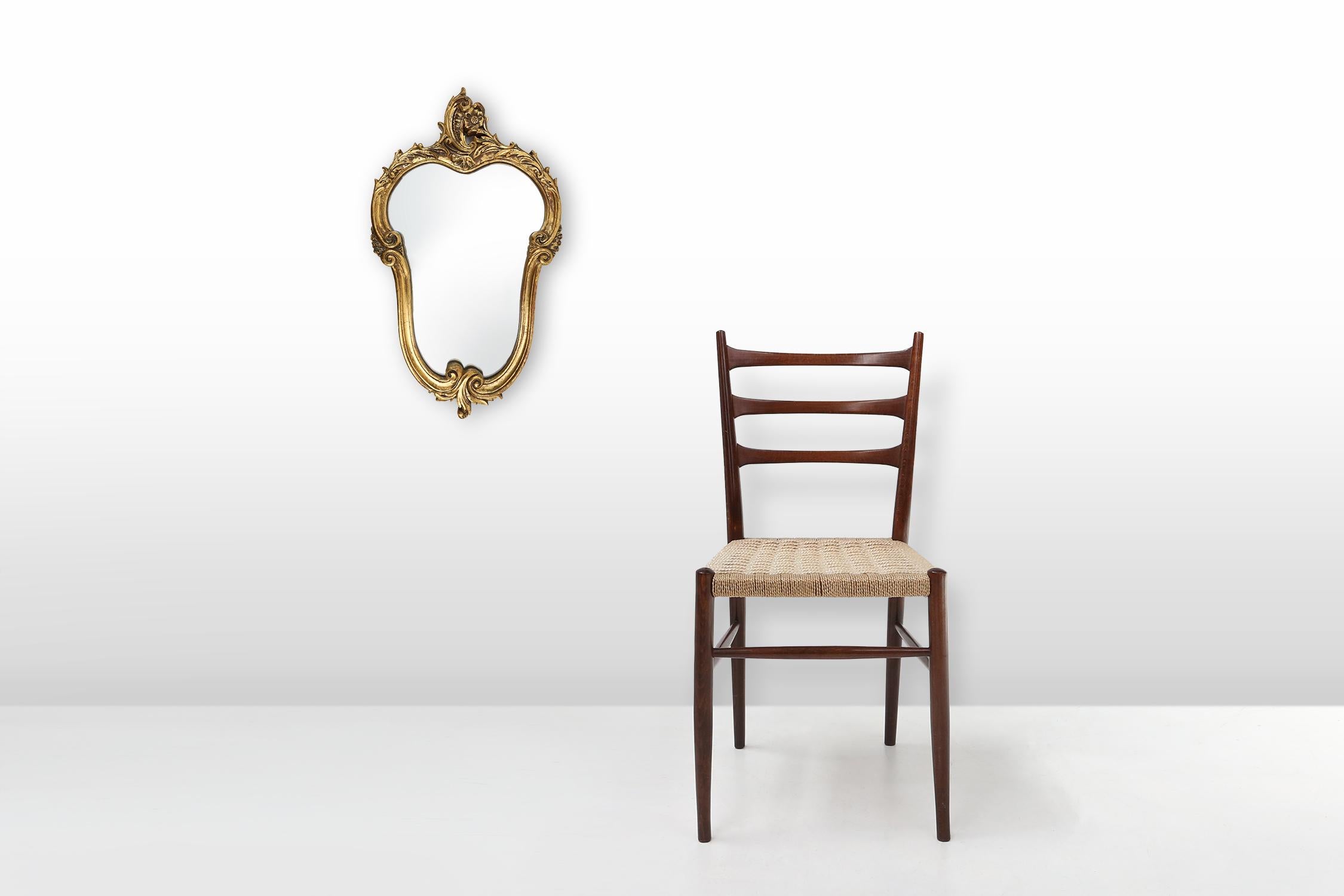 Belgique / 1950 / Miroir / résine / Louis XV / Milieu de siècle

Intemporel miroir ovale belge doré de style Louis XV avec cadre décoratif en résine. Quelques petites marques d'usure.

Ce miroir doré présente un mélange harmonieux d'élégance
