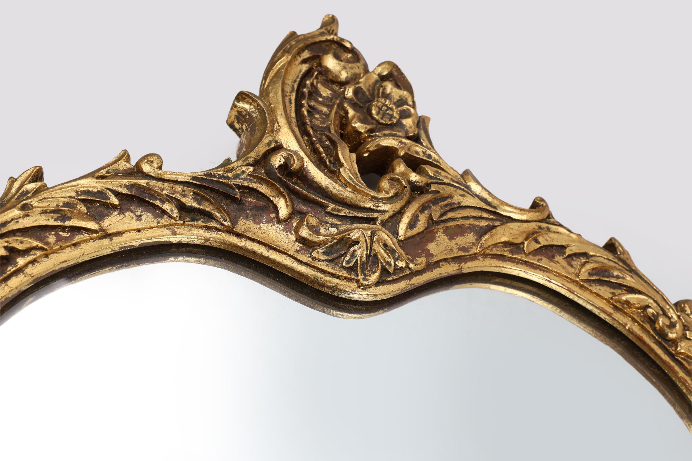 Belge Miroir ovale belge du 20ème siècle avec cadre doré de style Louis XV en vente