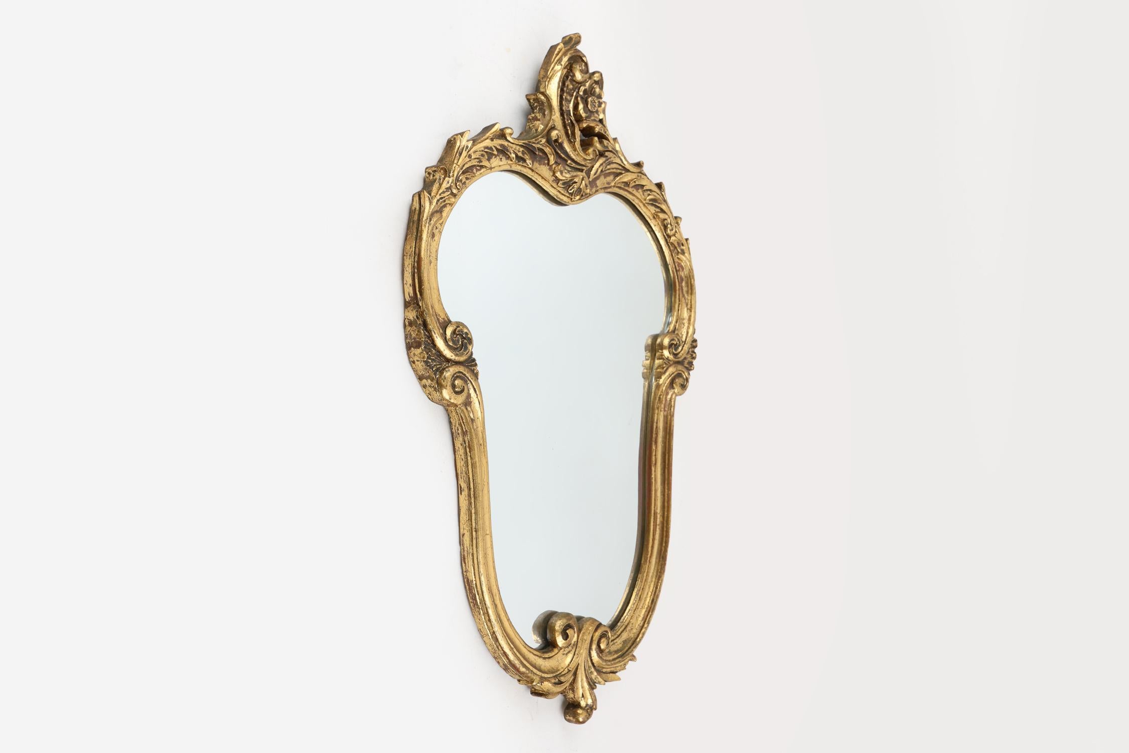 Doré Miroir ovale belge du 20ème siècle avec cadre doré de style Louis XV en vente