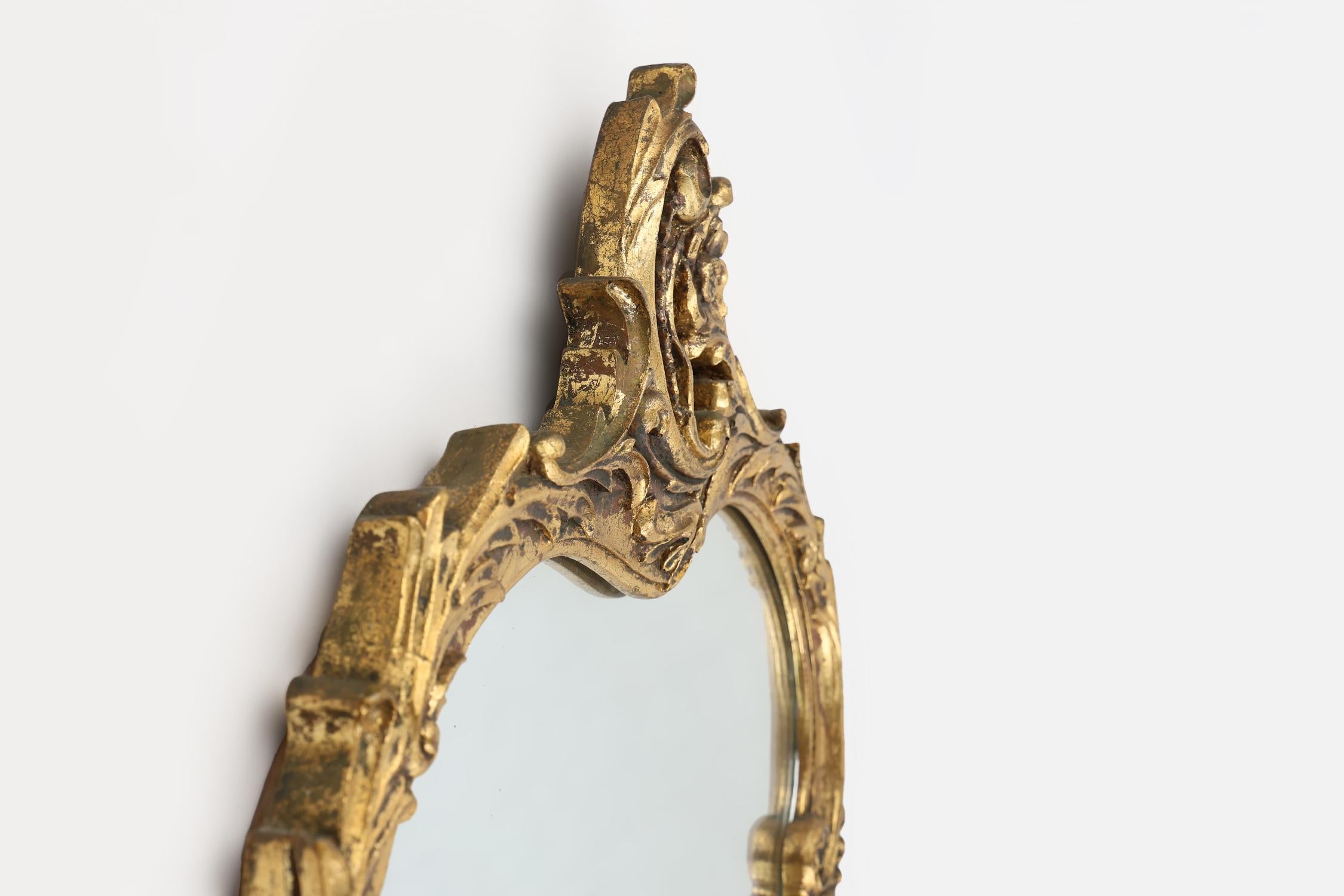 Miroir ovale belge du 20ème siècle avec cadre doré de style Louis XV Bon état - En vente à Meulebeke, BE