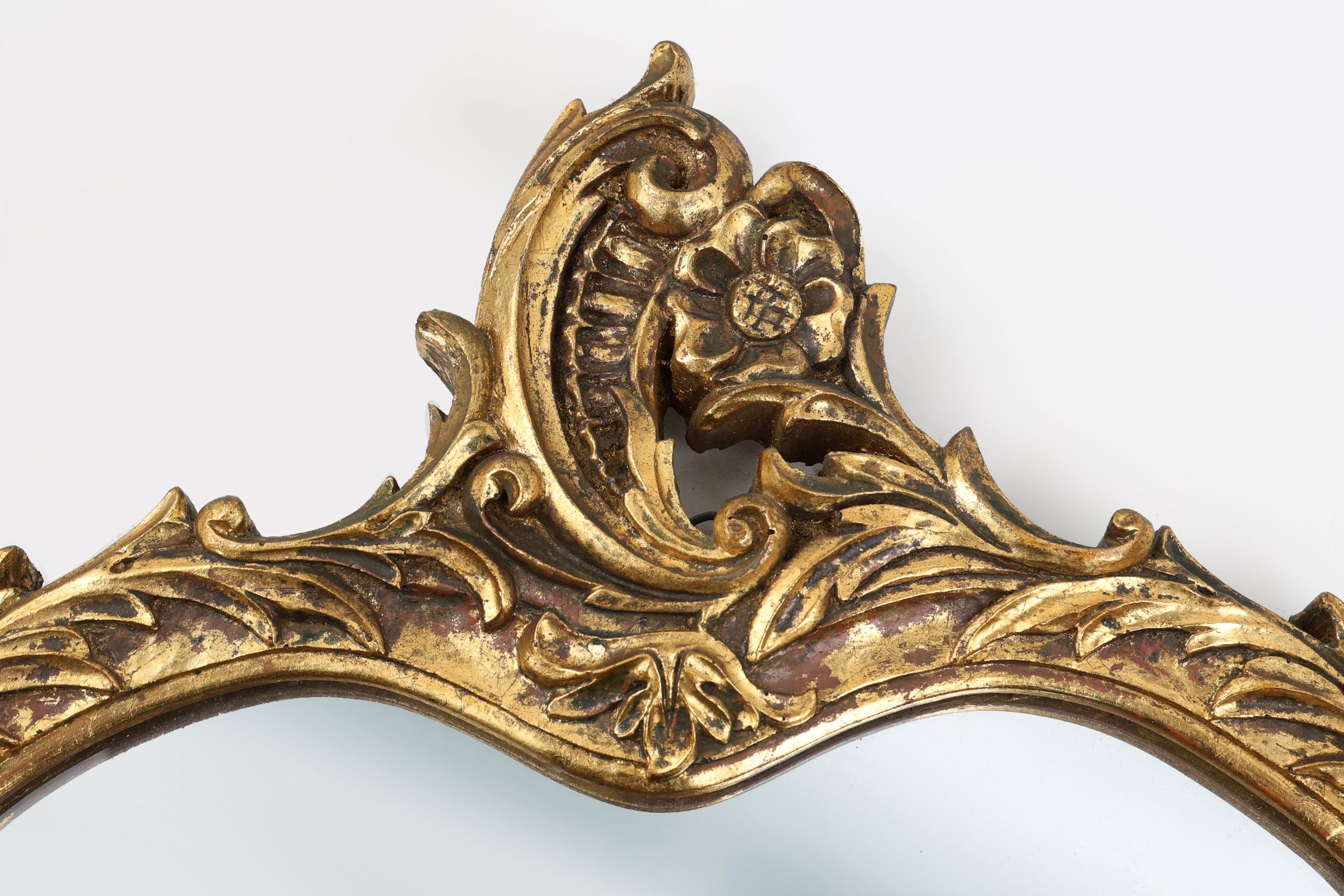 20ième siècle Miroir ovale belge du 20ème siècle avec cadre doré de style Louis XV en vente