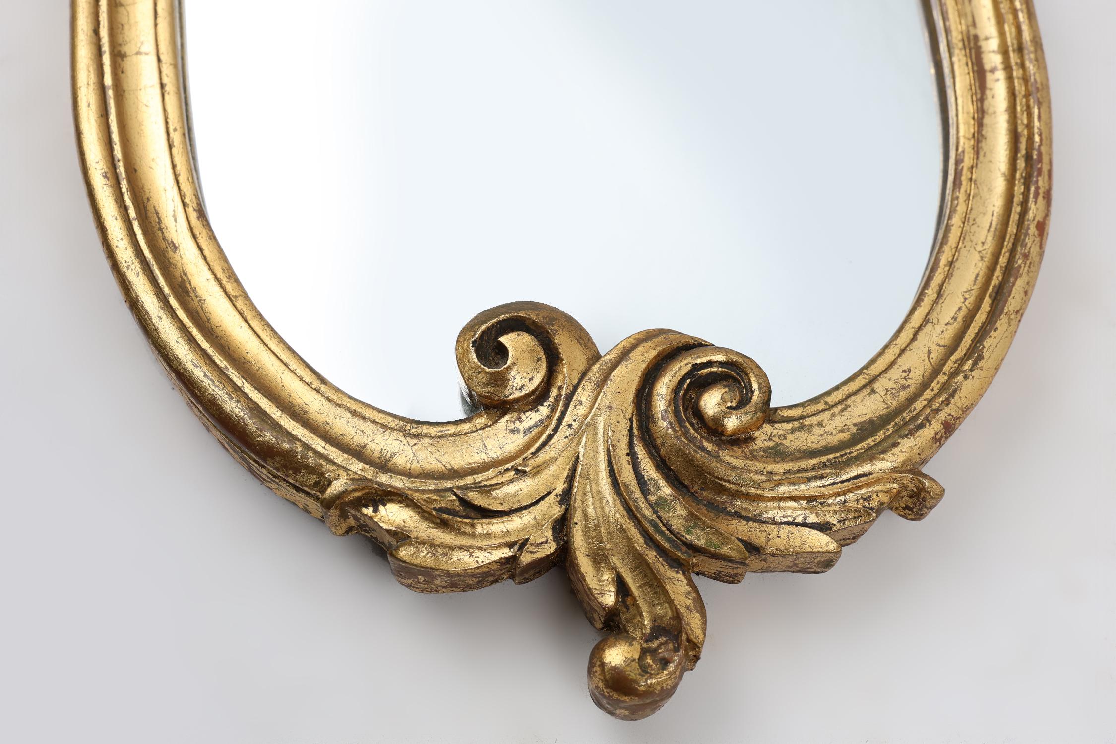 Miroir ovale belge du 20ème siècle avec cadre doré de style Louis XV en vente 1