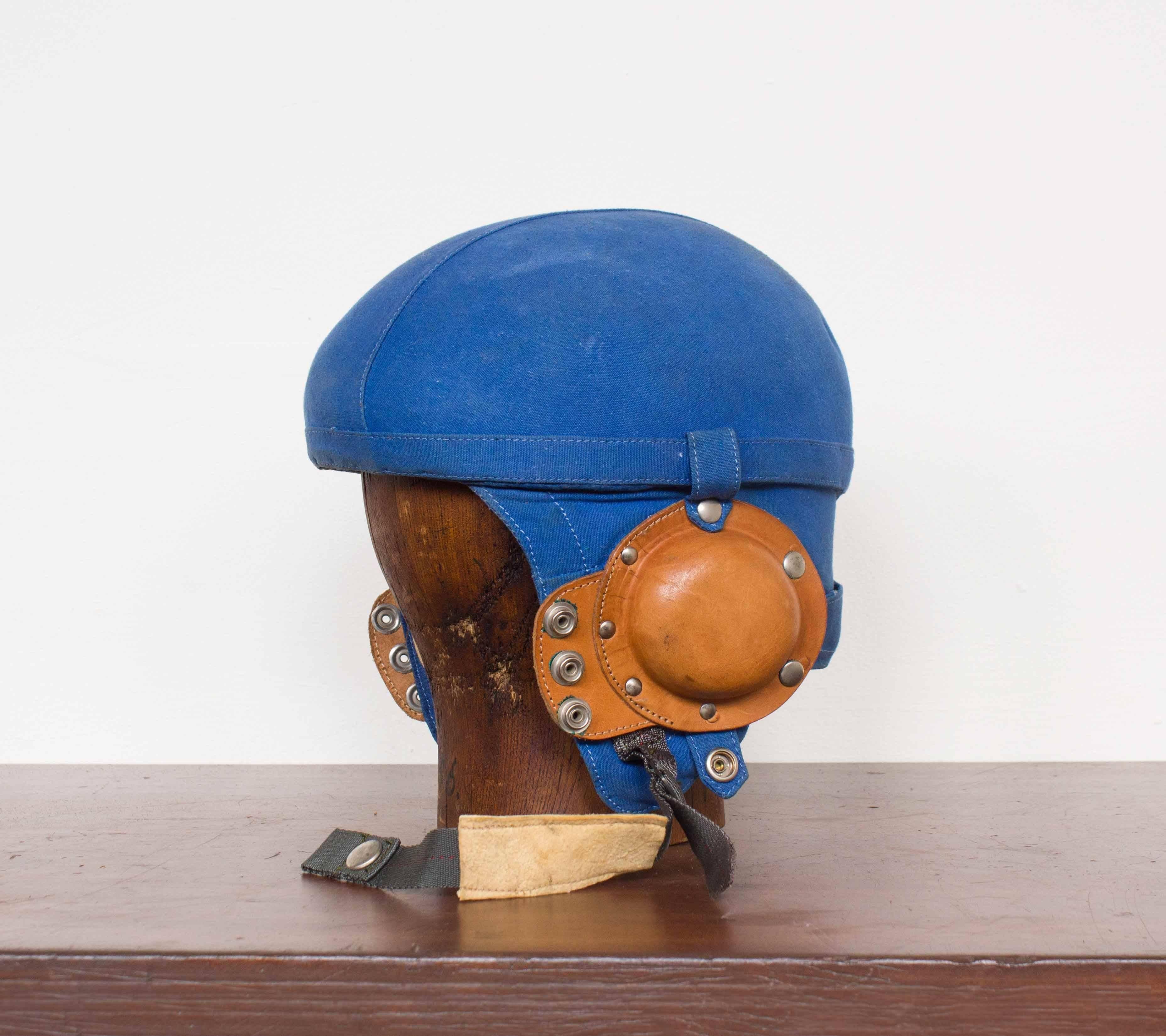 Pilot helmet of the Belgian Air Force from 1940-1950. This type of helmet was used on flights with the SV.4 aircraft. Later, this type of helmet was also used on the Hawker Hurricane aircraft.

The helmet comes with the antique mannequin head made