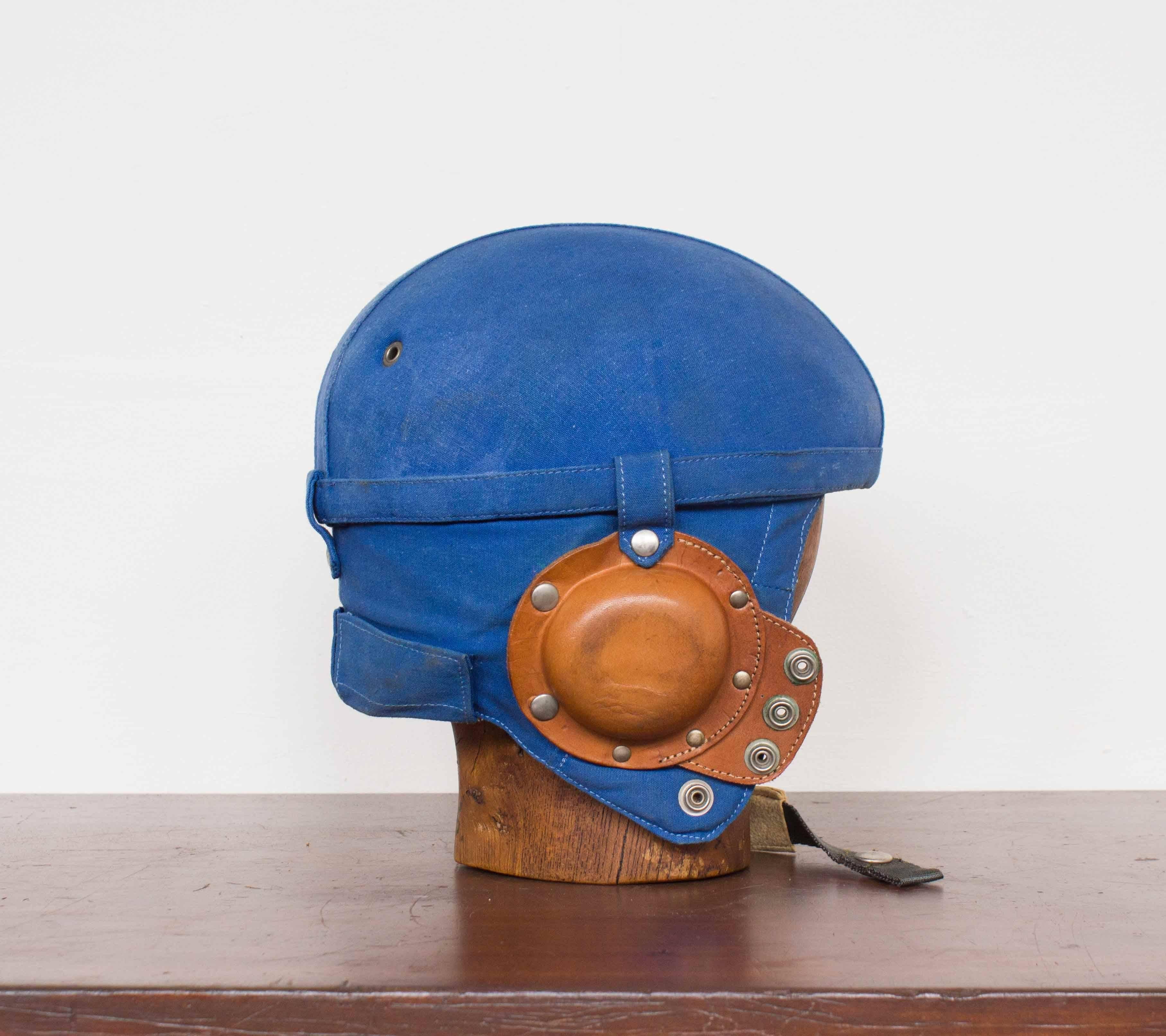 Belgian Air Force Pilot Helmet, 1940-1950 with Hat Block Mannequin Head In Good Condition For Sale In Noord-Brabant, NL