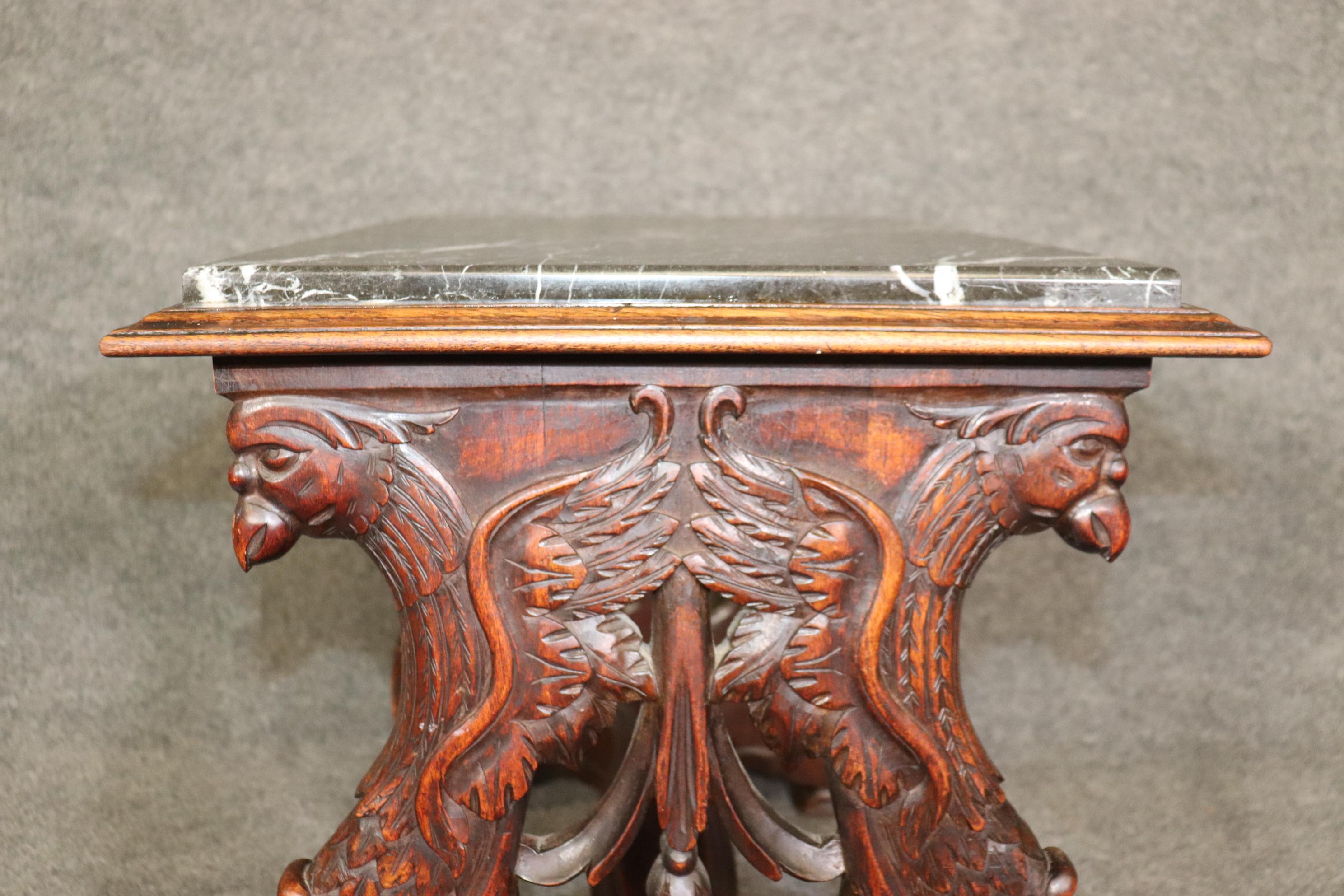 XIXe siècle Table d'appoint, table basse, ancienne table à plateau de marbre sculptée belge du 19e siècle en vente