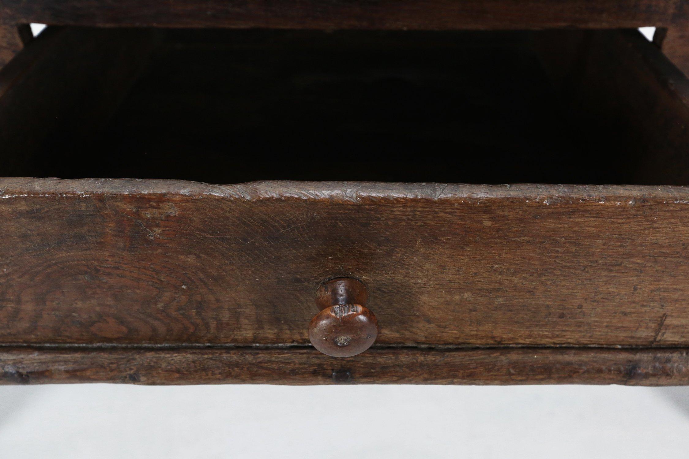 Belgischer antiker Konsolentisch aus Eiche mit Schublade, ca. 1740 im Angebot 4