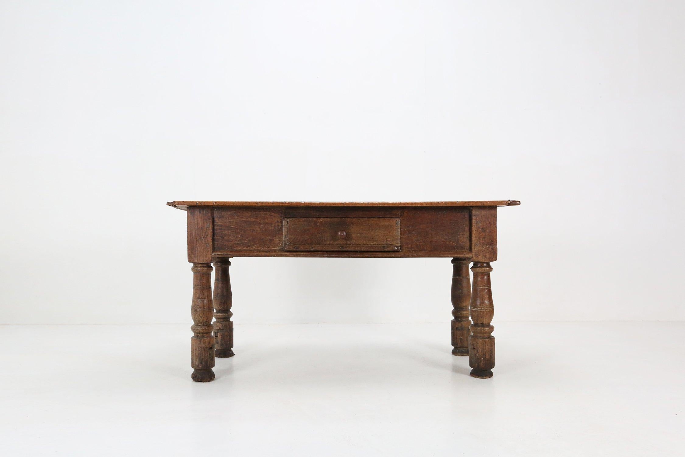 Belgien / 1740 / Konsolentisch / Eiche / Antik / Romantisch

Außergewöhnlicher und höchst ungewöhnlicher belgischer Primitivtisch des 18. Jahrhunderts in Originalfarbe mit einer geräumigen Schublade an der Vorderseite, die auf 4 stabilen