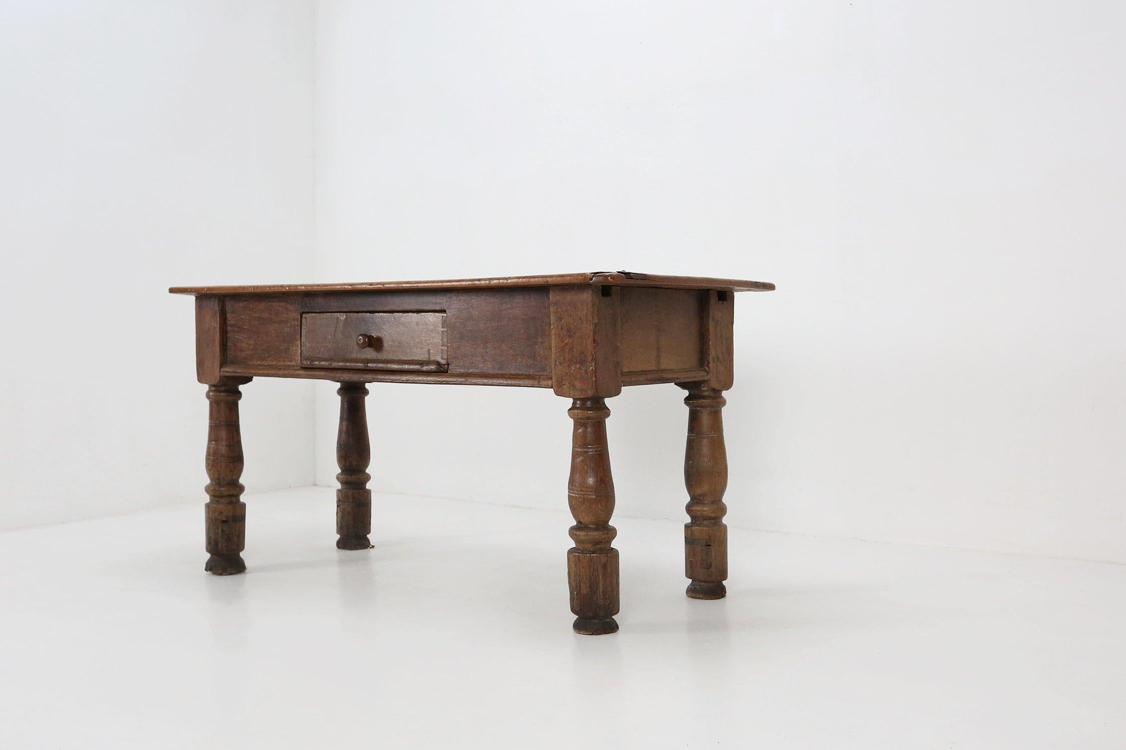 Belgischer antiker Konsolentisch aus Eiche mit Schublade, ca. 1740 (Romantik) im Angebot